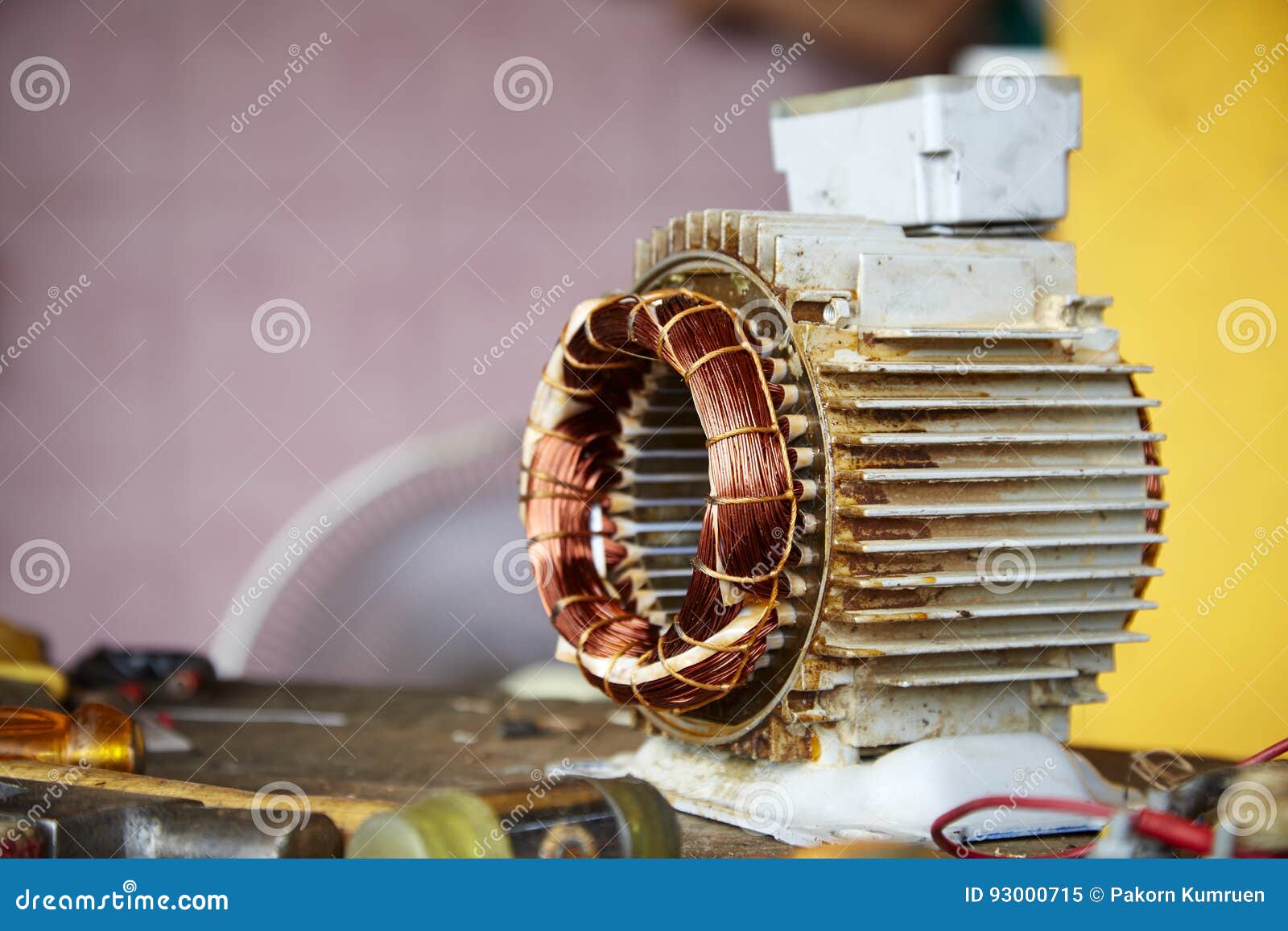 Alter Auseinandergebauter Elektromotor Stockbild - Bild von rückbau,  gebrannt: 93000715