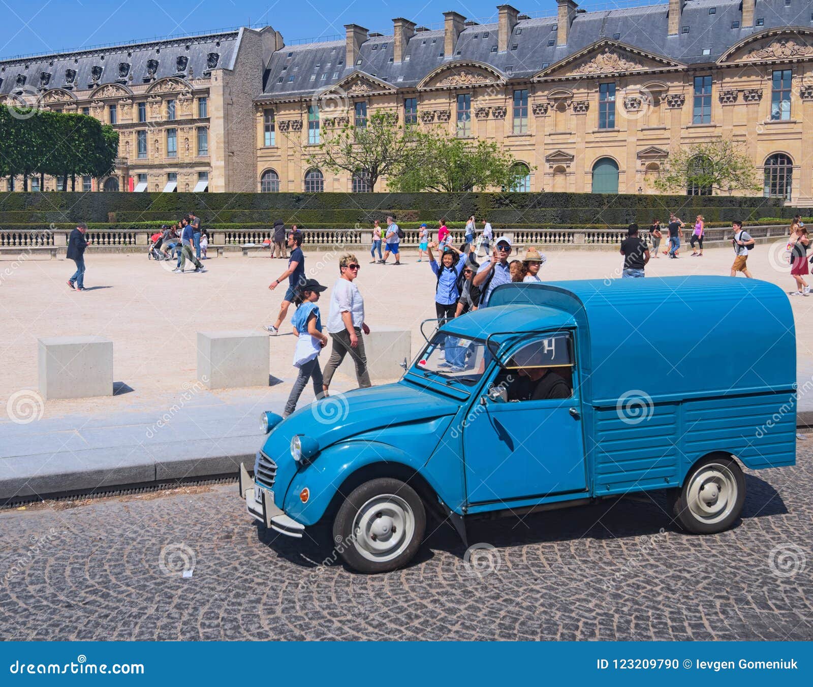 Paris, Frankreich 6. Mai 2018: Alter blauer Packwagen - ikonenhafter Citroen 2CV Fourgonnette, Vorderansicht Place du Carrousel am sonnigen Tag