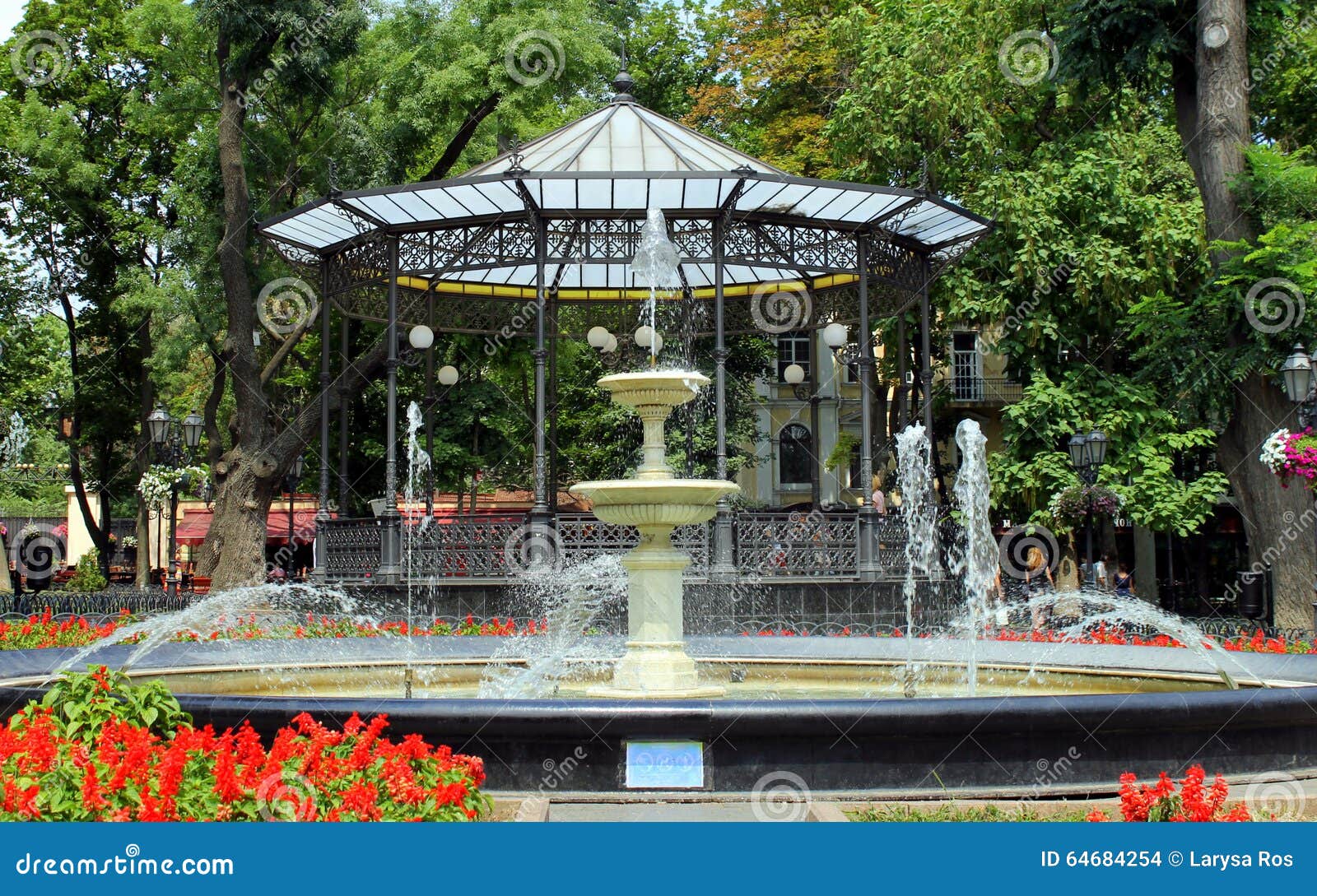Alter Brunnen Und Nische Im Garten Stockfoto Bild von