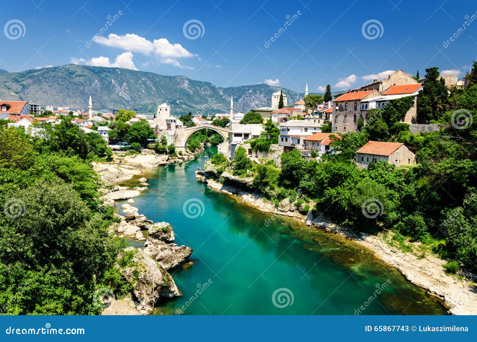 Alter Brücke und Smaragd Neretva-Fluss in Mostar, Bosnien und Herzegowina. Alte Stadt Mostar in Bosnien und Herzegowina