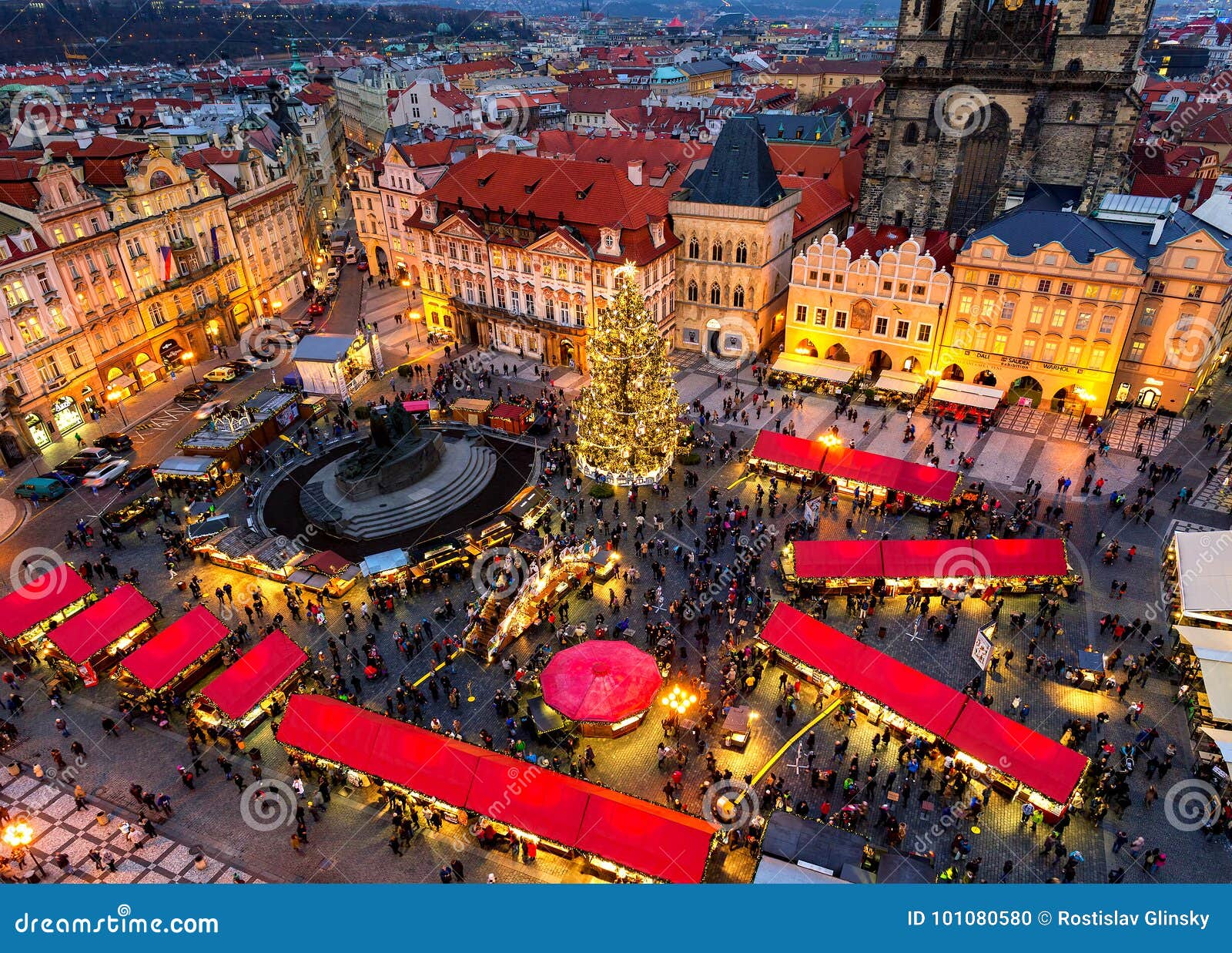 Alter Marktplatz Und Weihnachtsmarkt in Prag Redaktionelles Bild