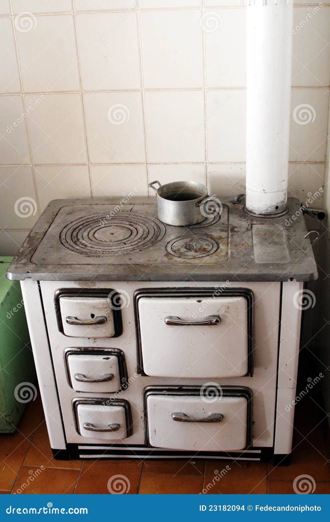 Alter Ofen Zum Der Nahrung In Einem Haus In Der Montierung Zu Erhitzen Stockfoto Bild Von Ofen Nahrung