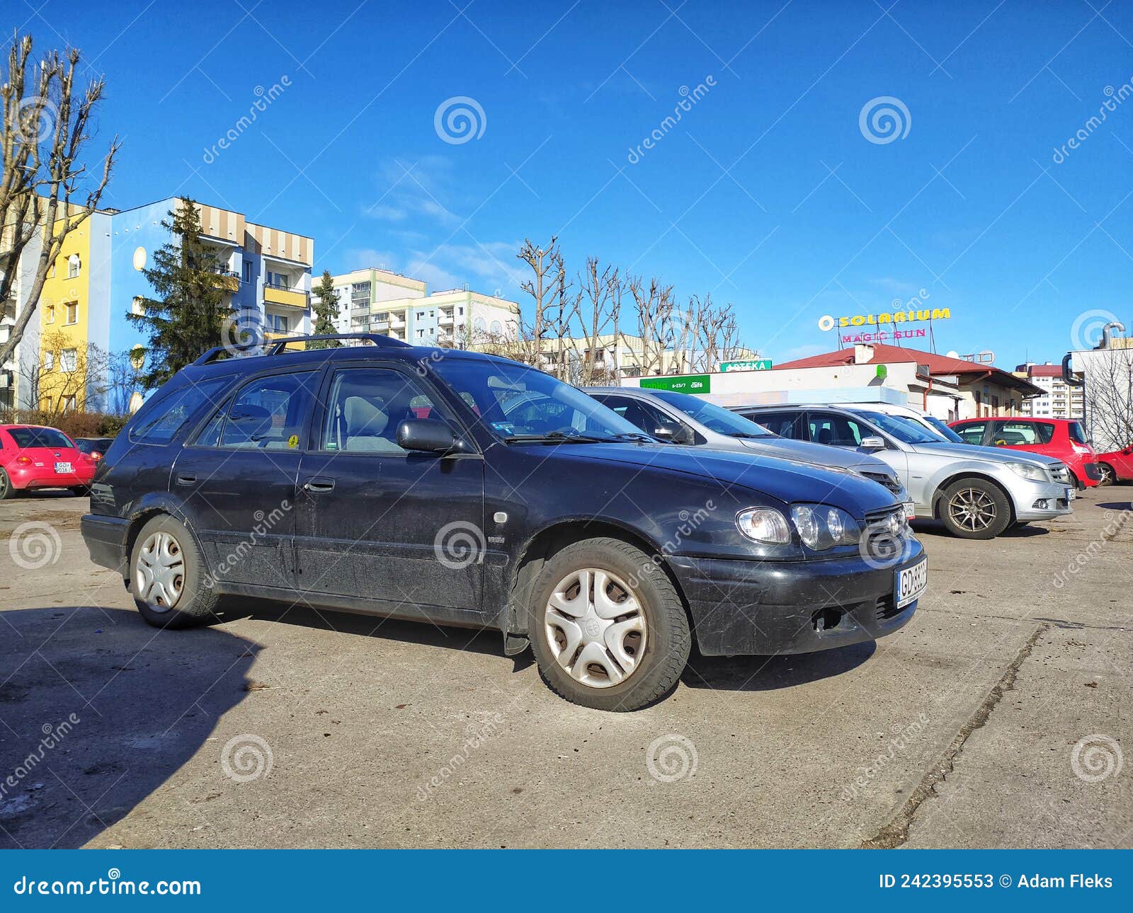 Alter Schwarzer Heckenwagen Toyota Corolla Geparkt. Redaktionelles