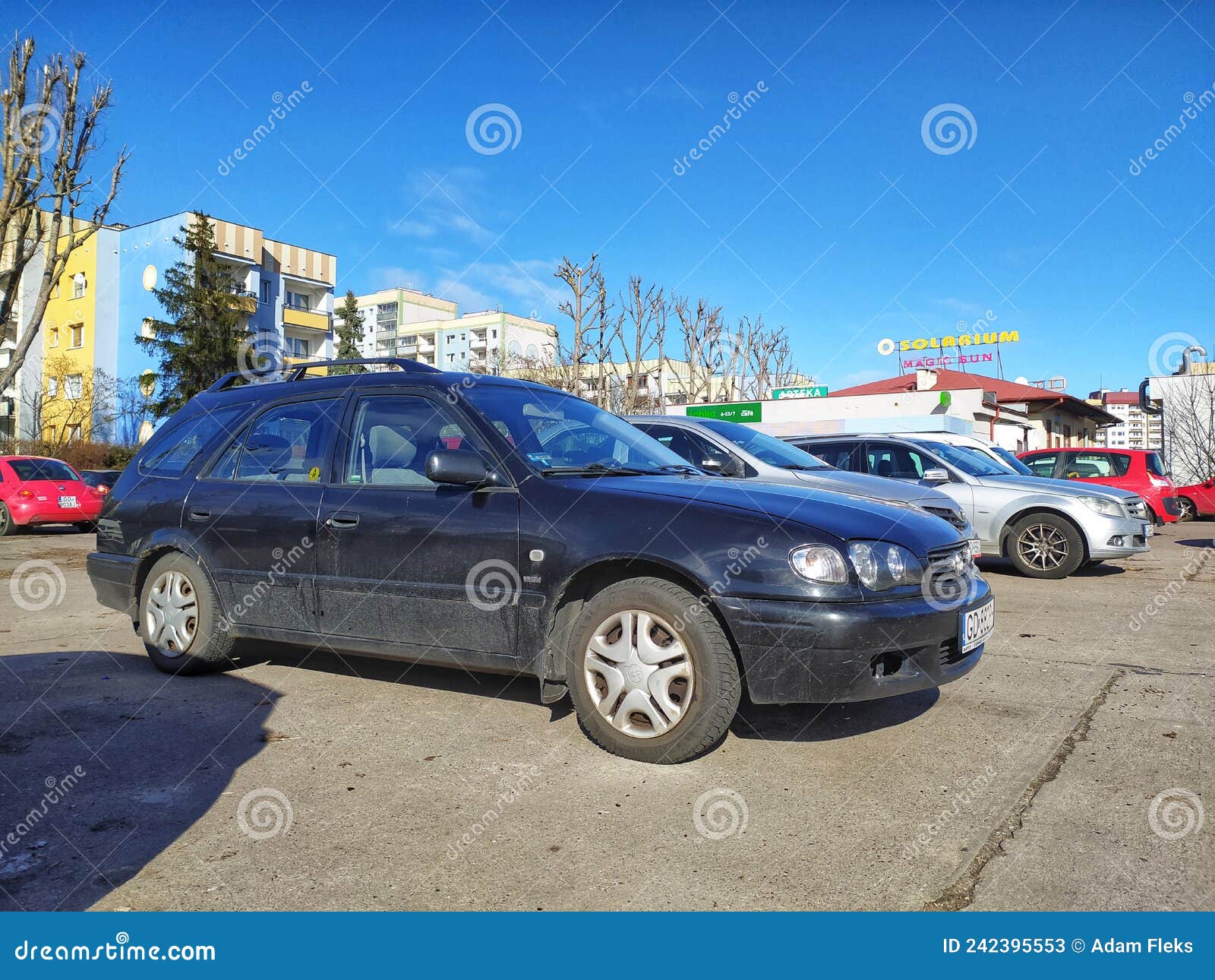 https://thumbs.dreamstime.com/z/alter-schwarzer-heckenwagen-toyota-corolla-geparkt-alte-schwarze-beliebte-luke-rechte-seitenansicht-mit-scheinwerfergitter-und-242395553.jpg