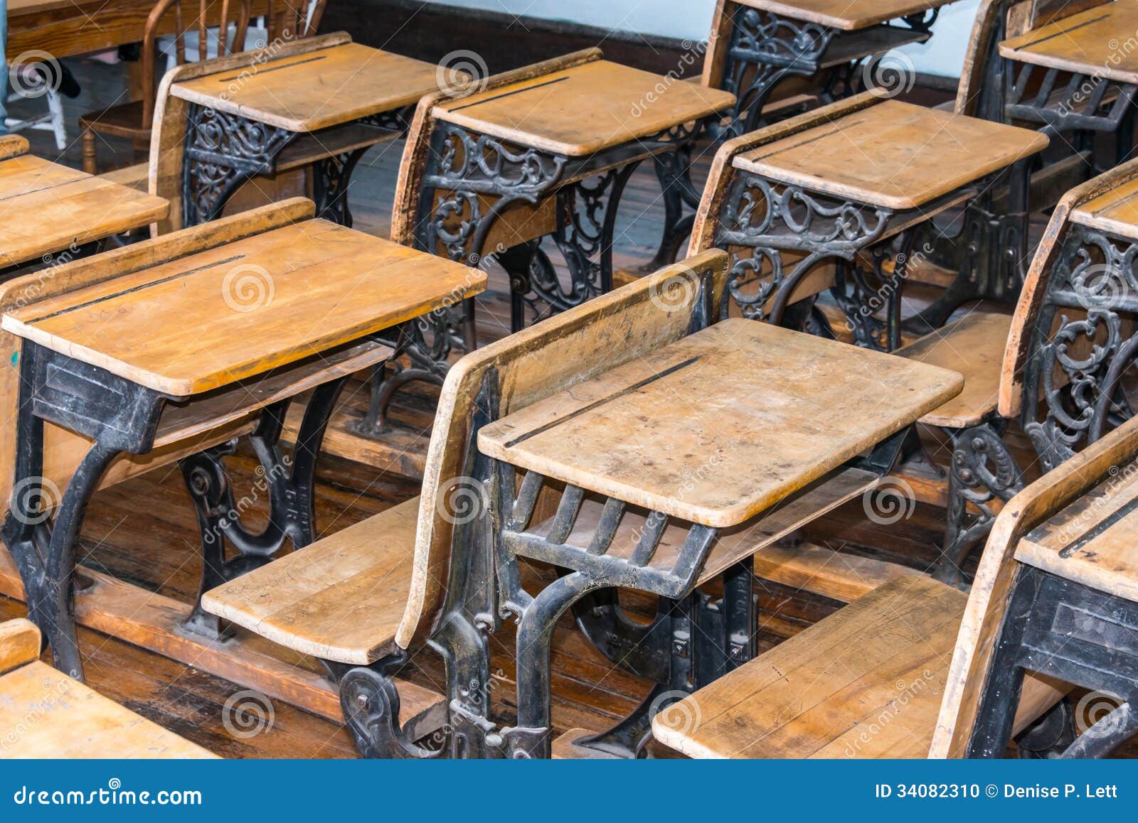 Alter Student Classroom Desks Stockfoto Bild Von Amerikanisch