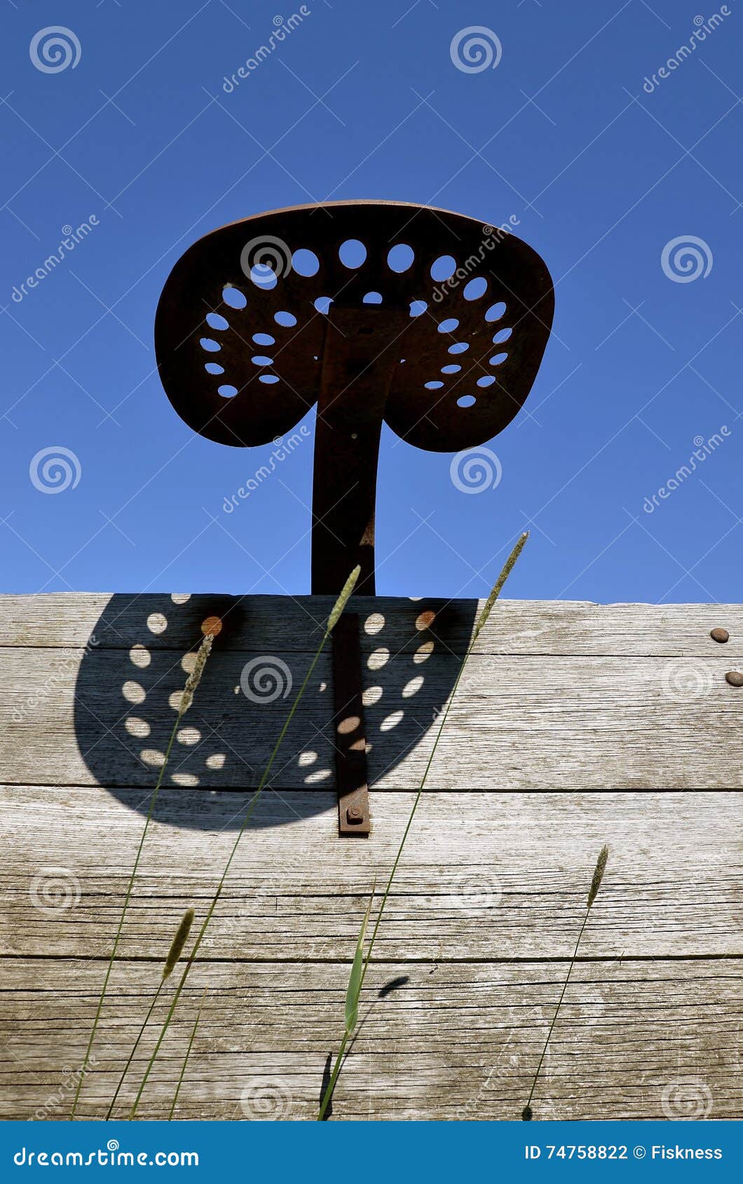 Alter Traktor-Sitz stockfoto. Bild von verwittert, bewirtschaften - 74758822