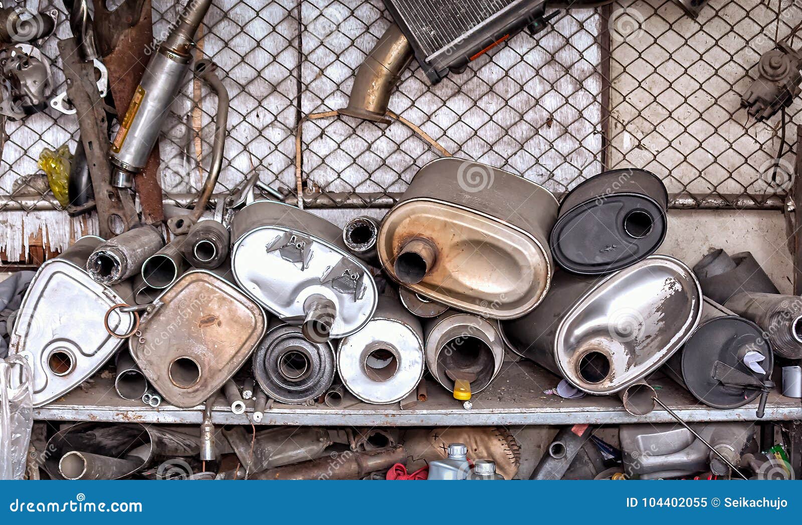 Alter Und Verrosteter Stapel Des Auto-Auspuff-Schalldämpfers in Einem  Auspuff-Shop Stockbild - Bild von eisen, stapel: 104402055