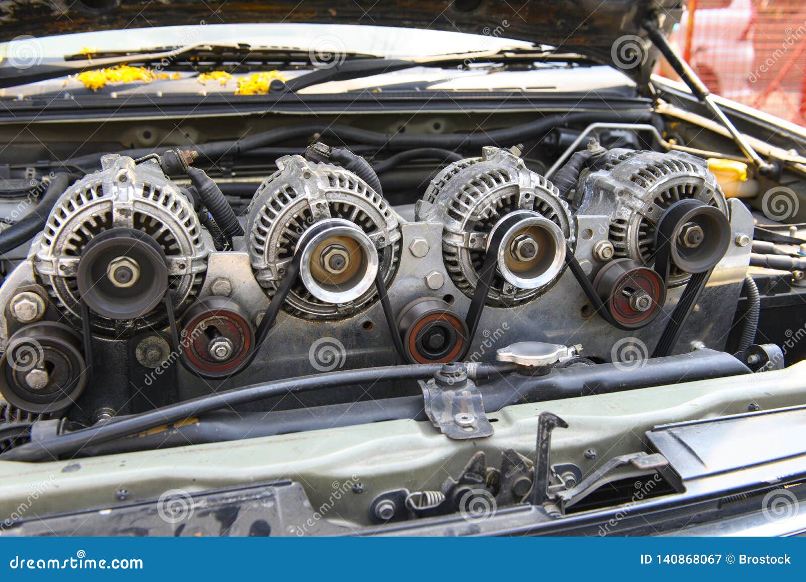 Alternator Vier Voor De Auto in Bijlage Op Motor Stock Afbeelding