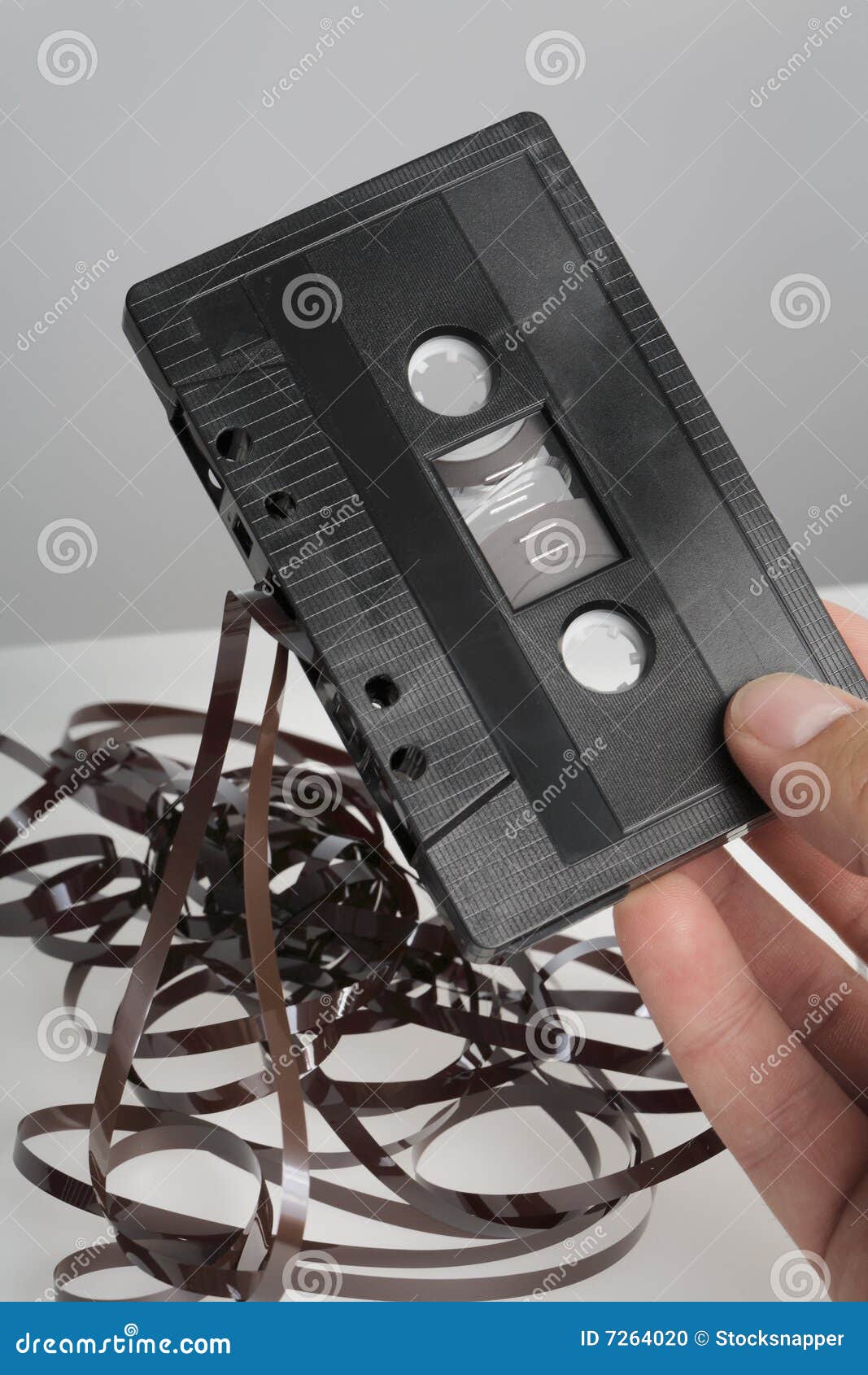 Altes Audio. Hand, die eine alte Audioc$c-kassette anhält