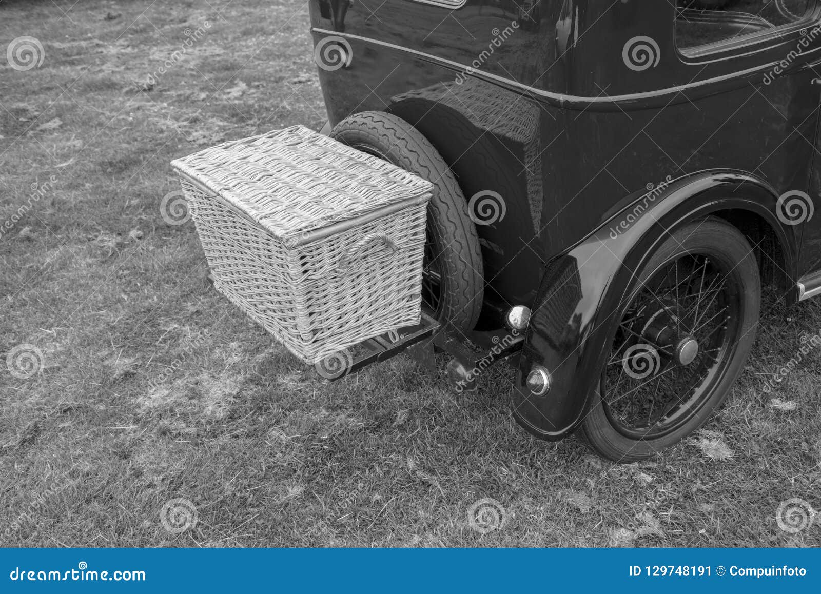 Altes Auto Mit Korb Auf Der Rückseite Stockbild - Bild von weinlese,  schutzbleche: 129748191