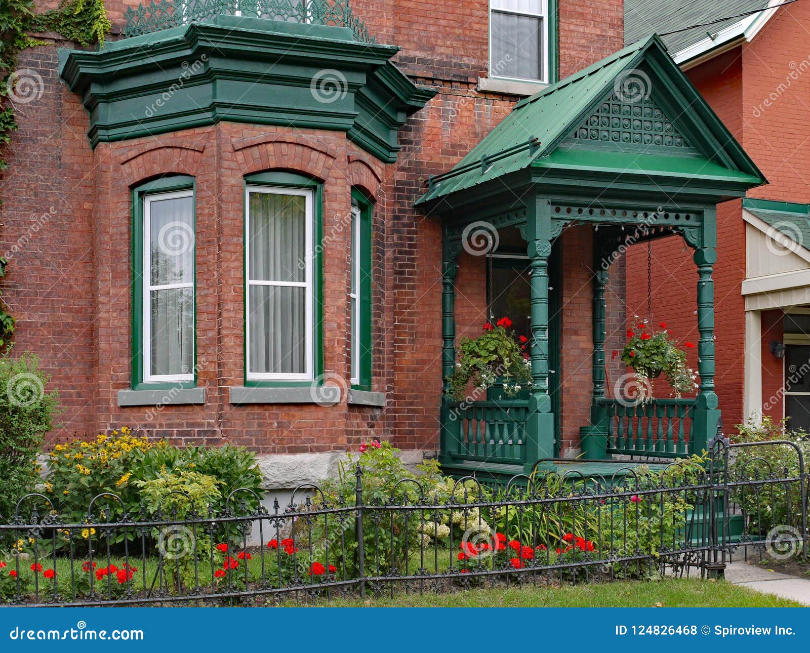 Altes Backsteinhaus Mit Erkerfenster Stockfoto - Bild von england