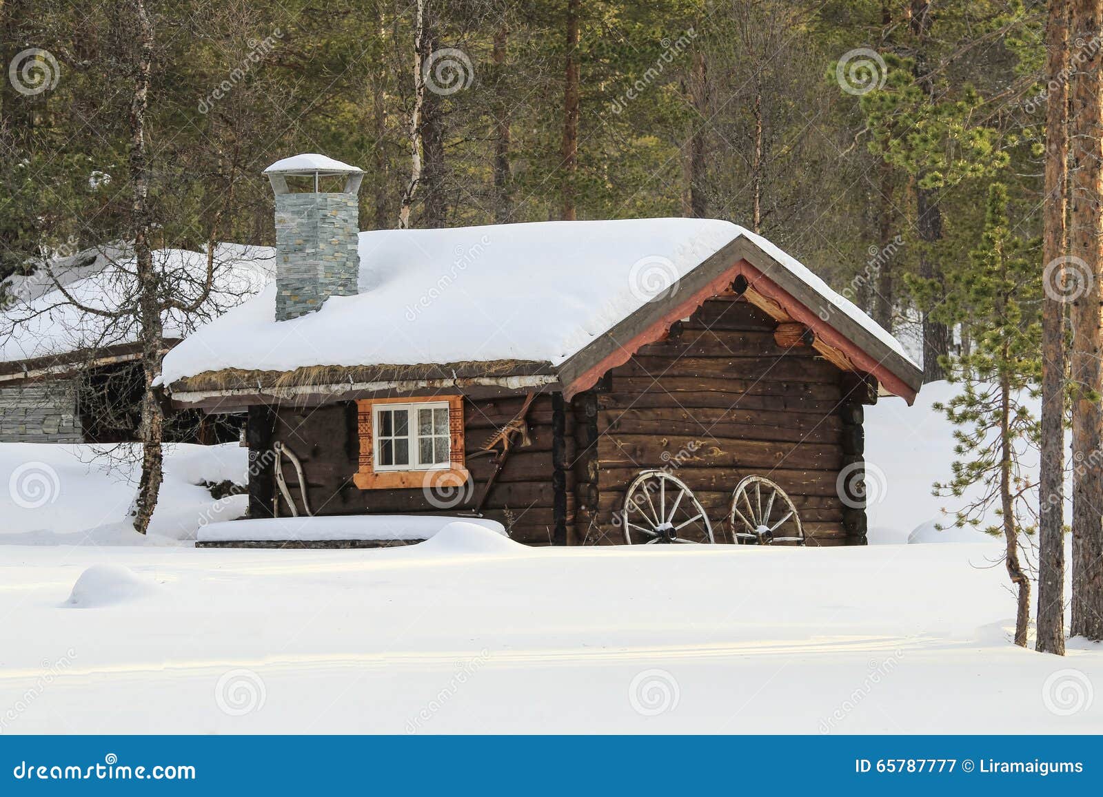 altes bauholzhaus bedeckt mit schnee stockbild  bild von