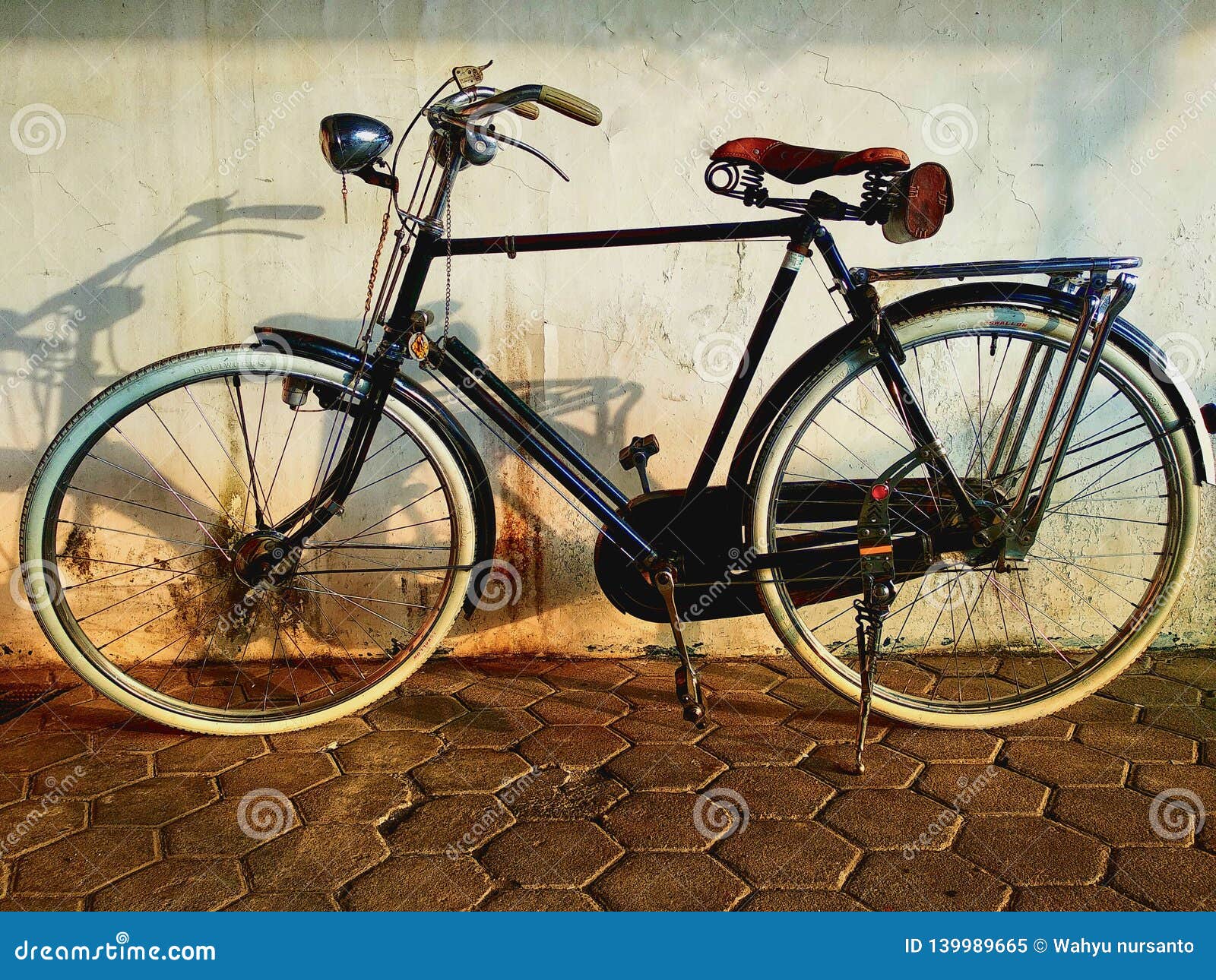 Altes Fahrrad stockbild. Bild von fahrrad, antike, link