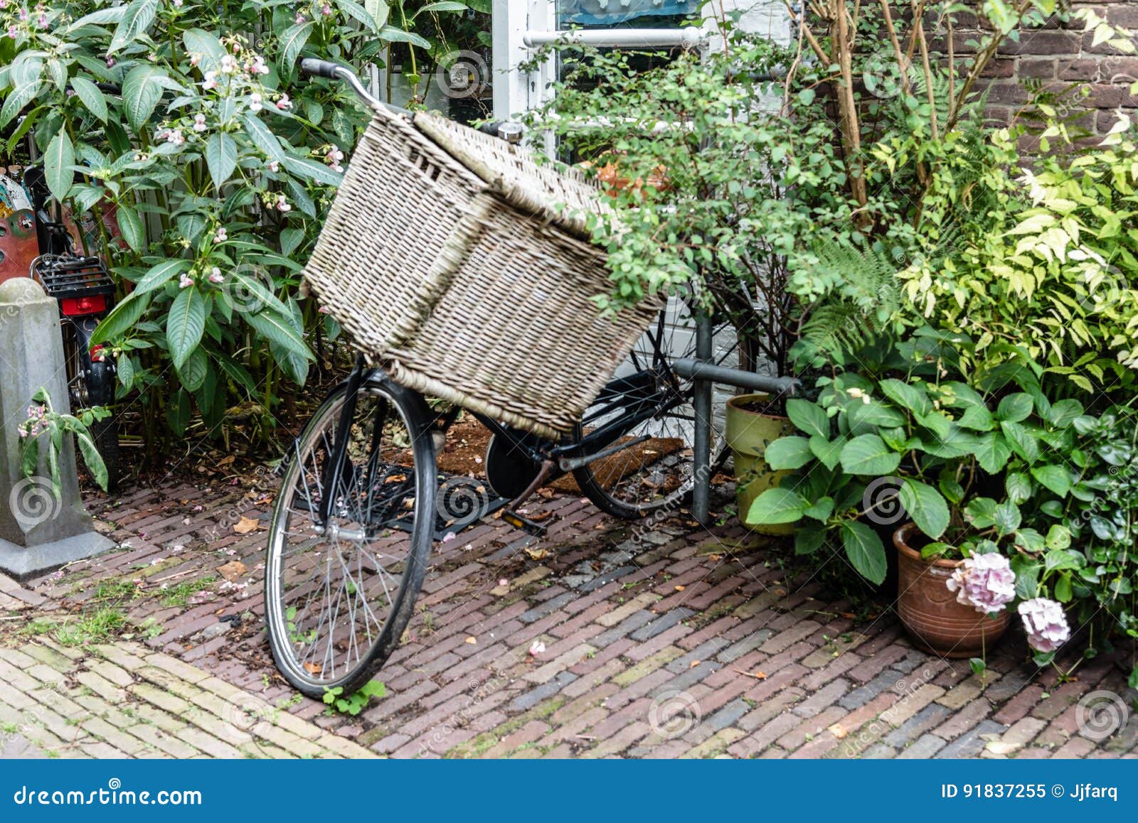 Altes Fahrrad Mit Korb Parkte Vor Ein Schönen Haus Wi