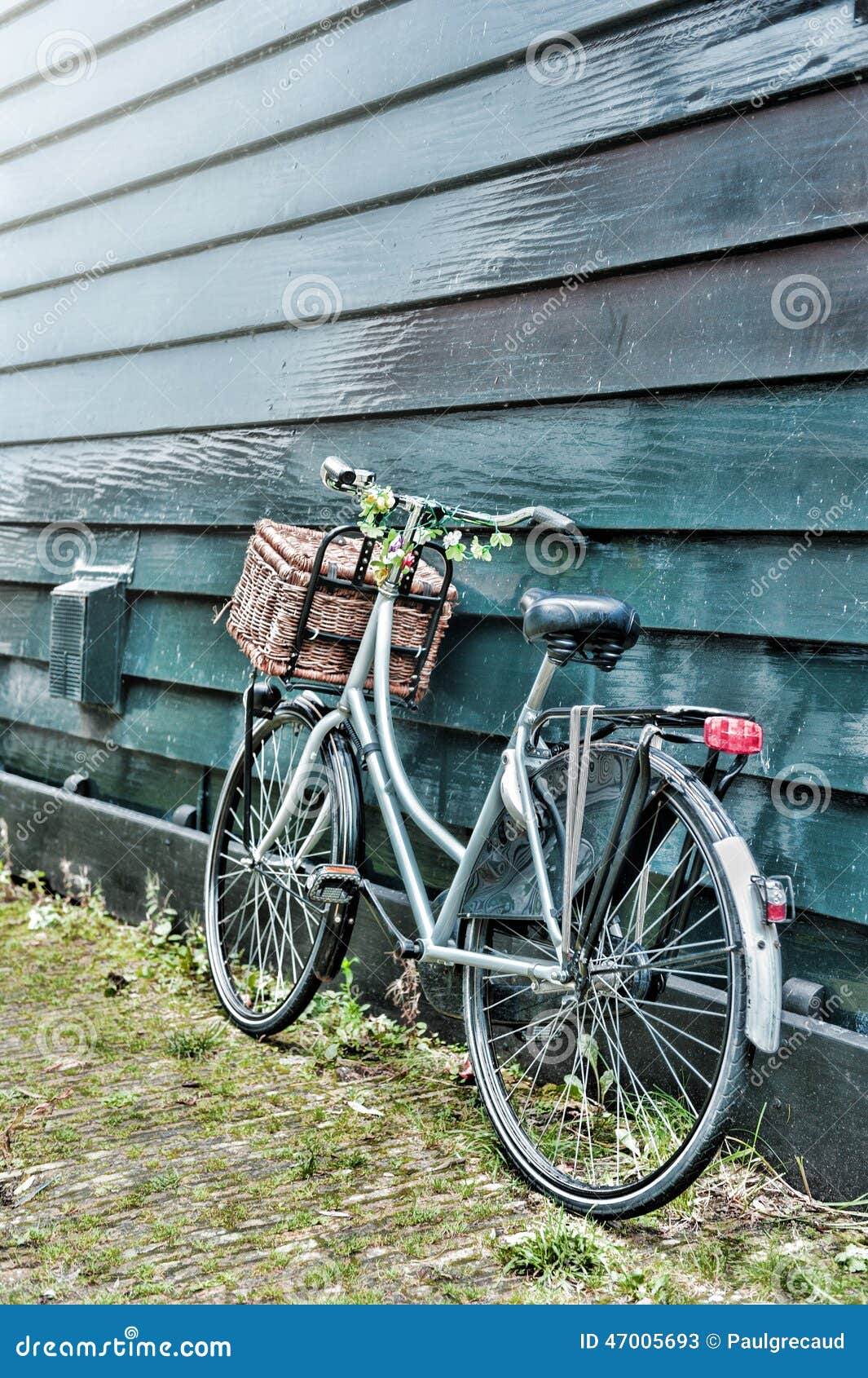 Altes Fahrrad Verziert Mit Blumen Stockbild Bild von