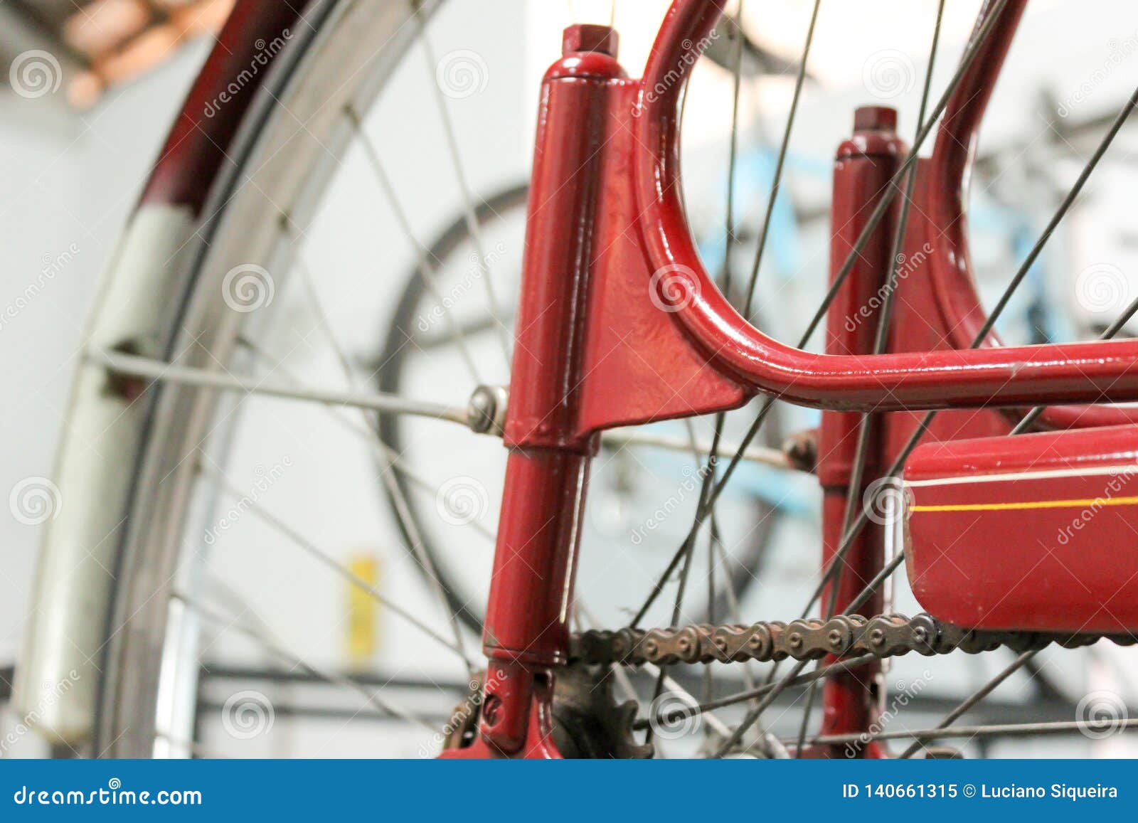 Altes Fahrrad Whell In Der Roten Farbe Mit Verrosteter