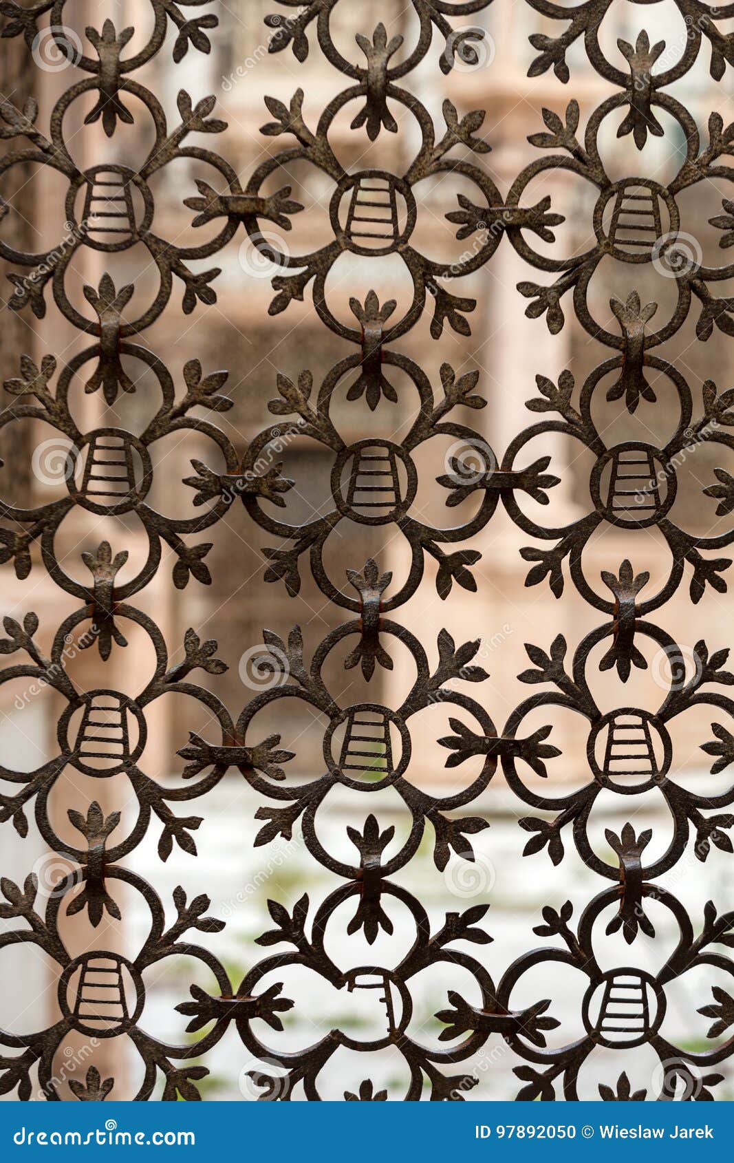 Altes Fenster Bedeckt Mit Einem Metallgitter In Italien