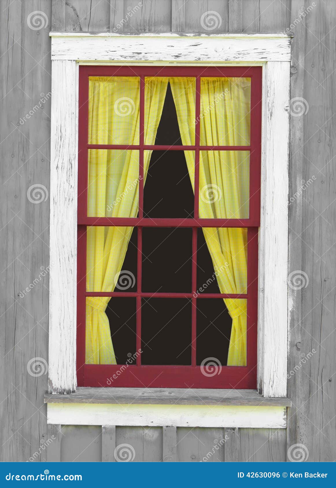 Altes Fenster Mit Einem Gelben Vorhang Stockfoto Bild
