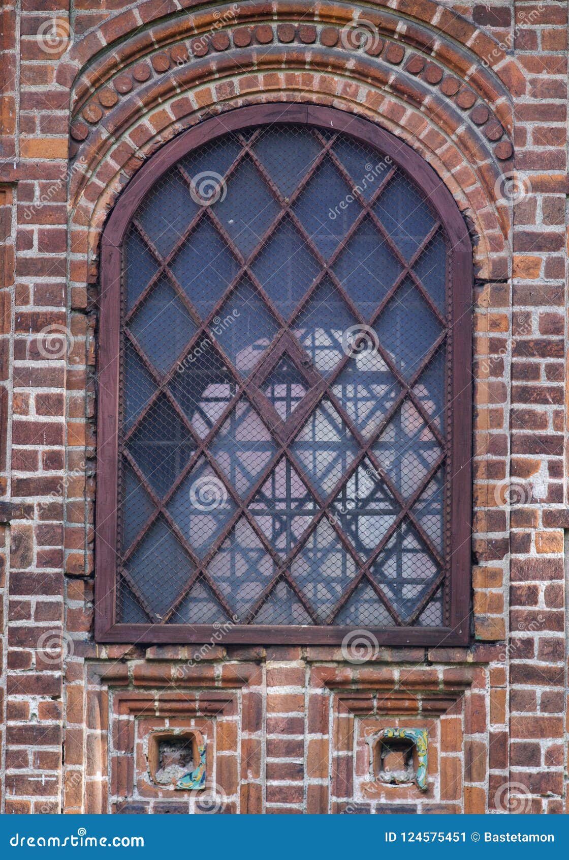 Altes Fenster Mit Einem Gitter Stockbild Bild von gitter