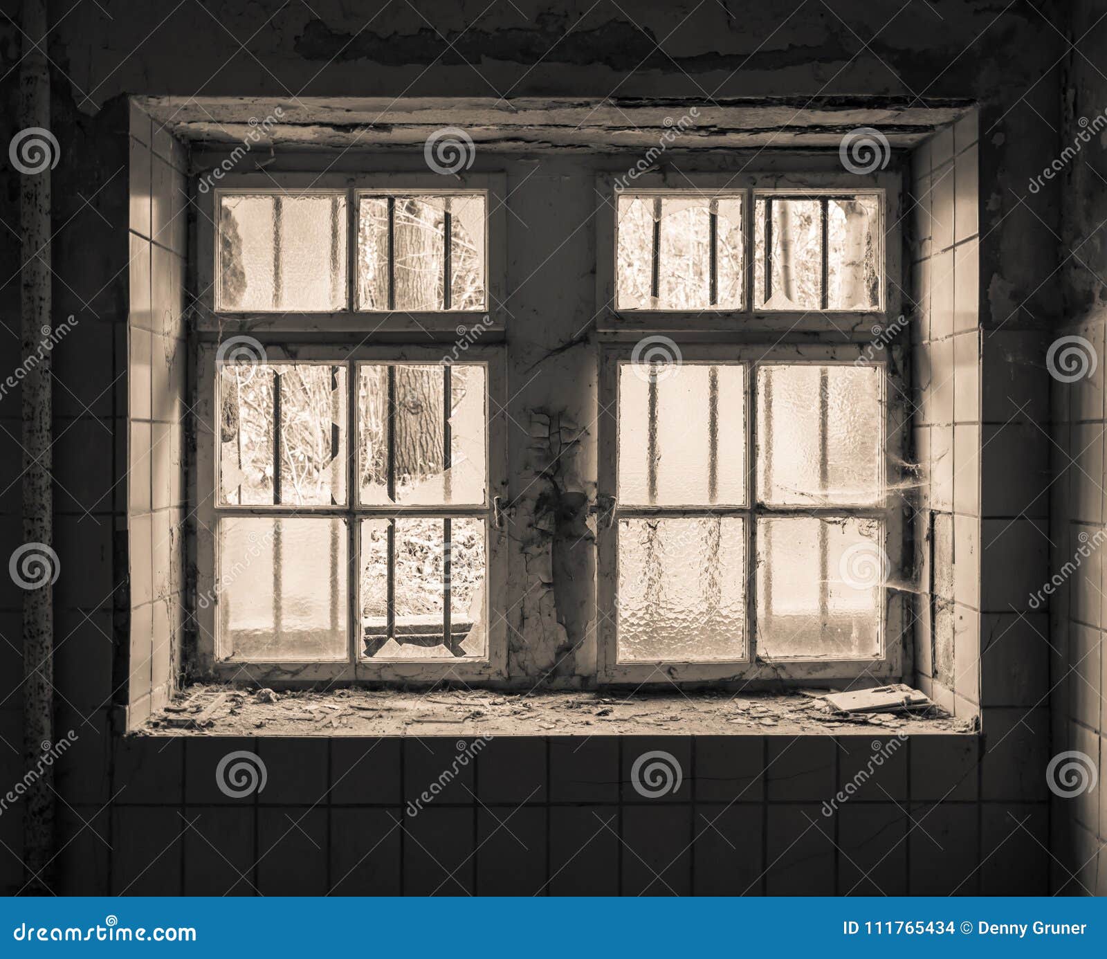 Altes Fenster mit Gitter stockfoto. Bild von rostig