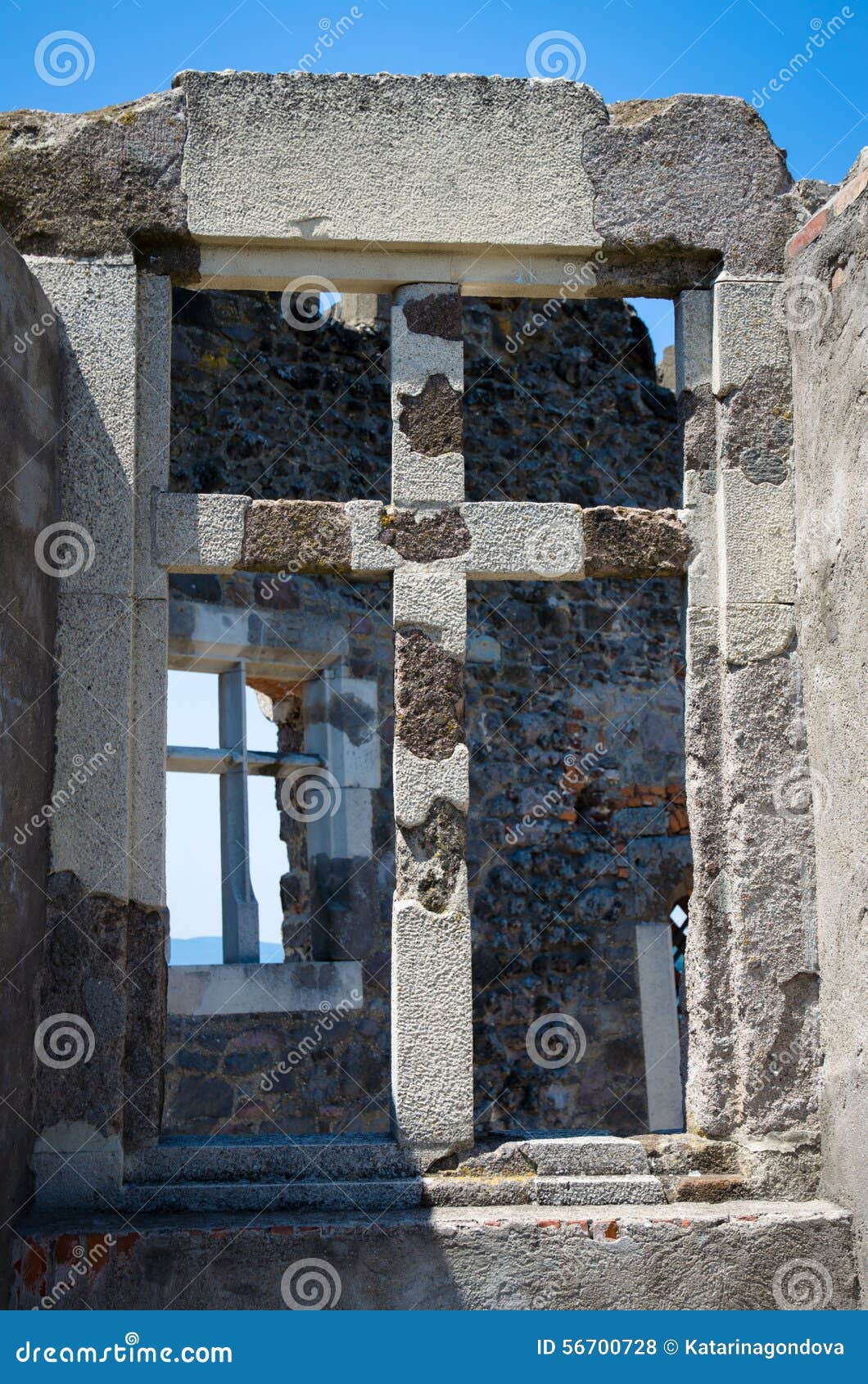 Altes Fenster Mit Kreuz Stockfoto Bild Von Leistung