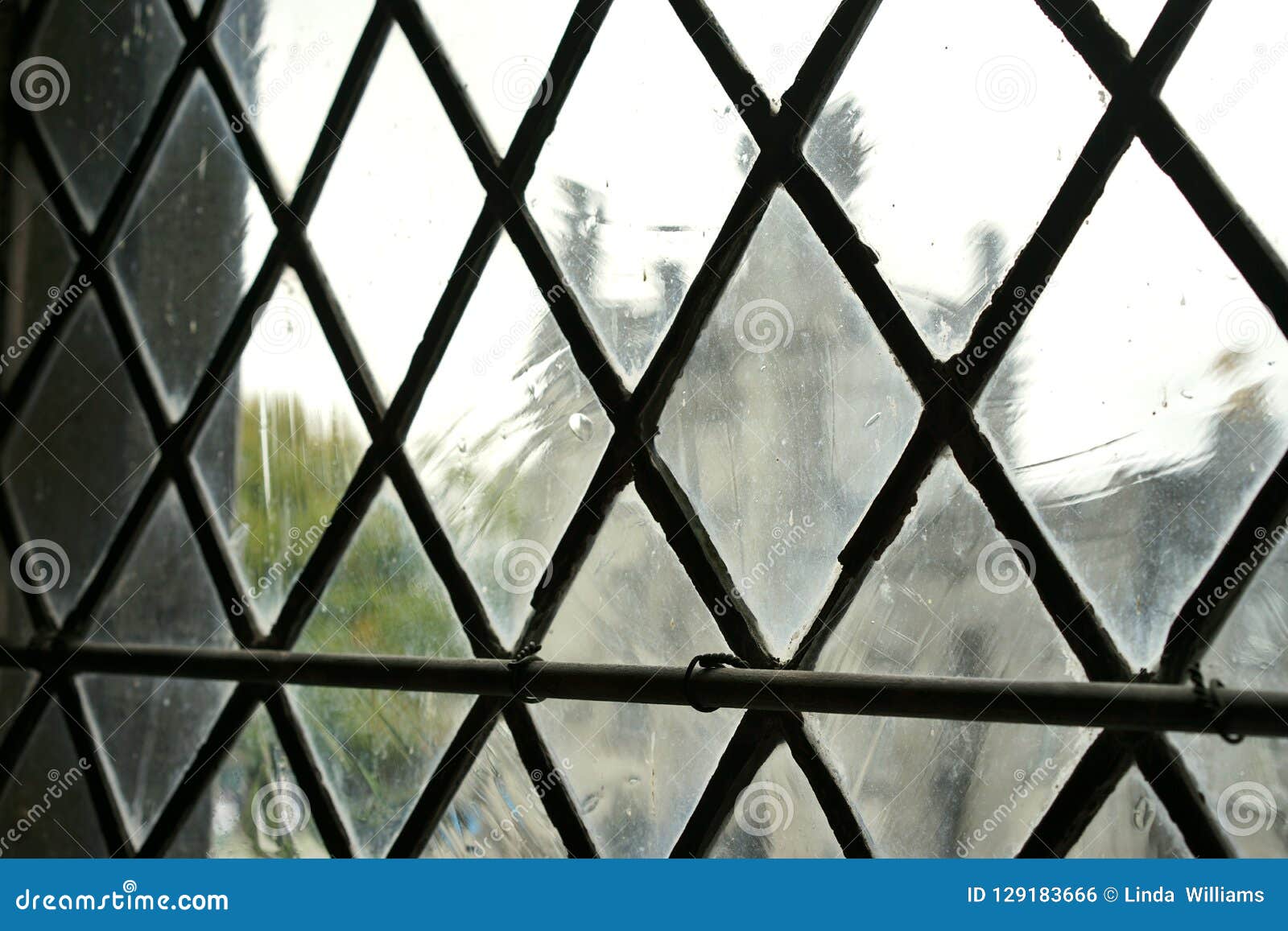 Altes Gewelltes Glas Im Schlossfenster Bietet Sicherheit an Stockfoto -  Bild von mittelalterlich, unschärfe: 129183666