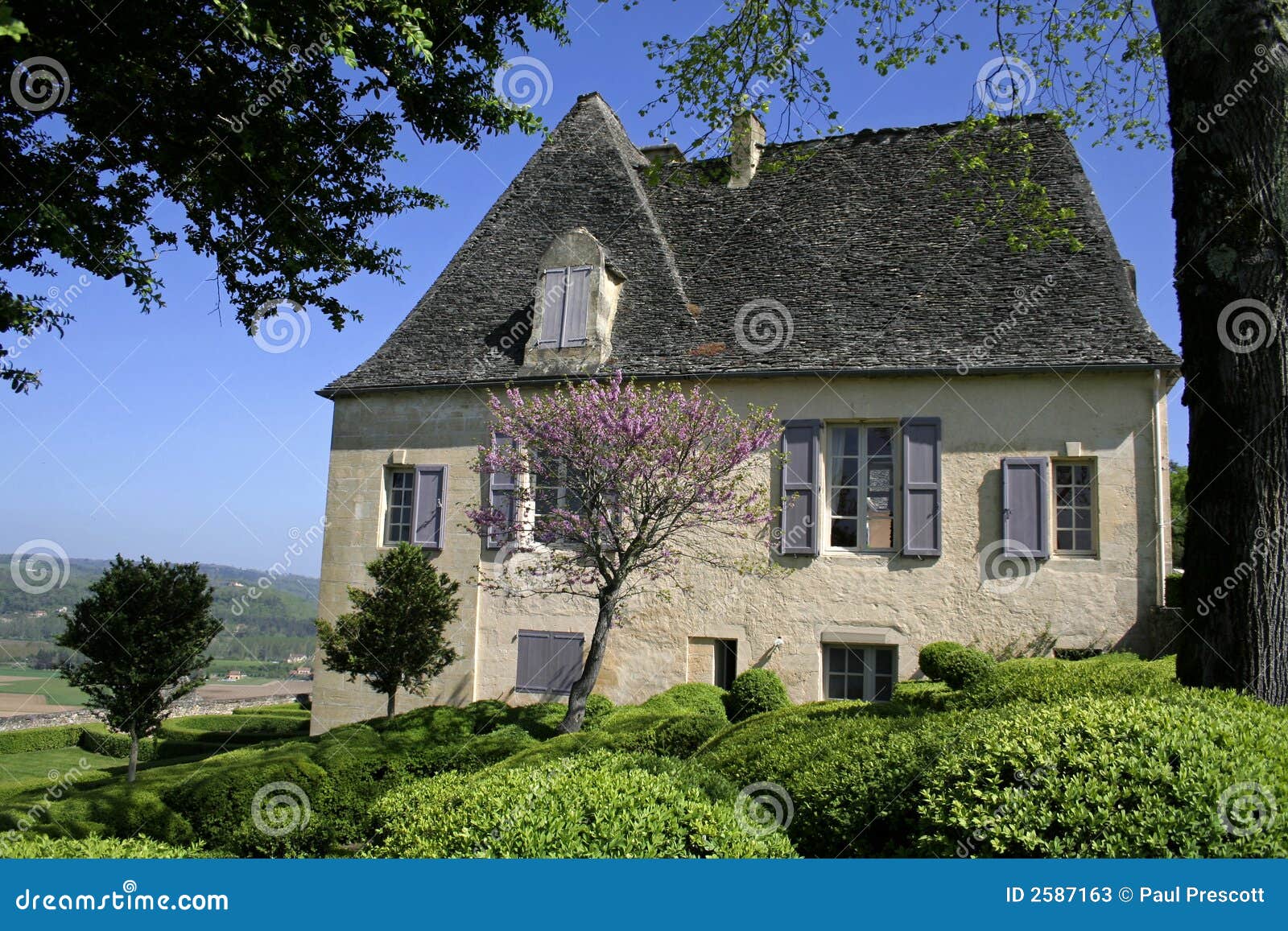 Altes Haus in Landschaftlich Verschönertem Garten Stockbild Bild von