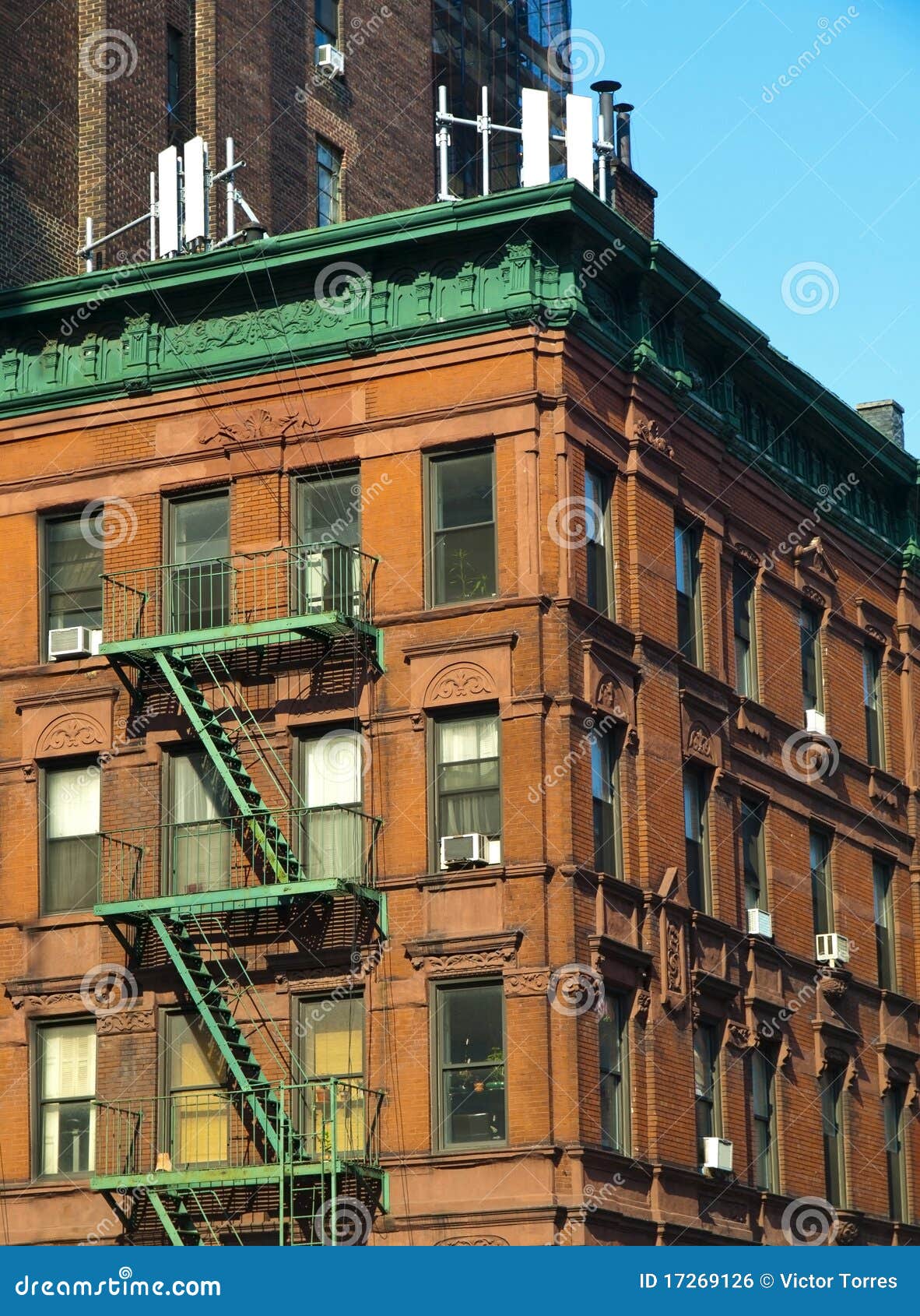 Altes Haus in Manhattan stockfoto. Bild von notfall, manhattan 17269126
