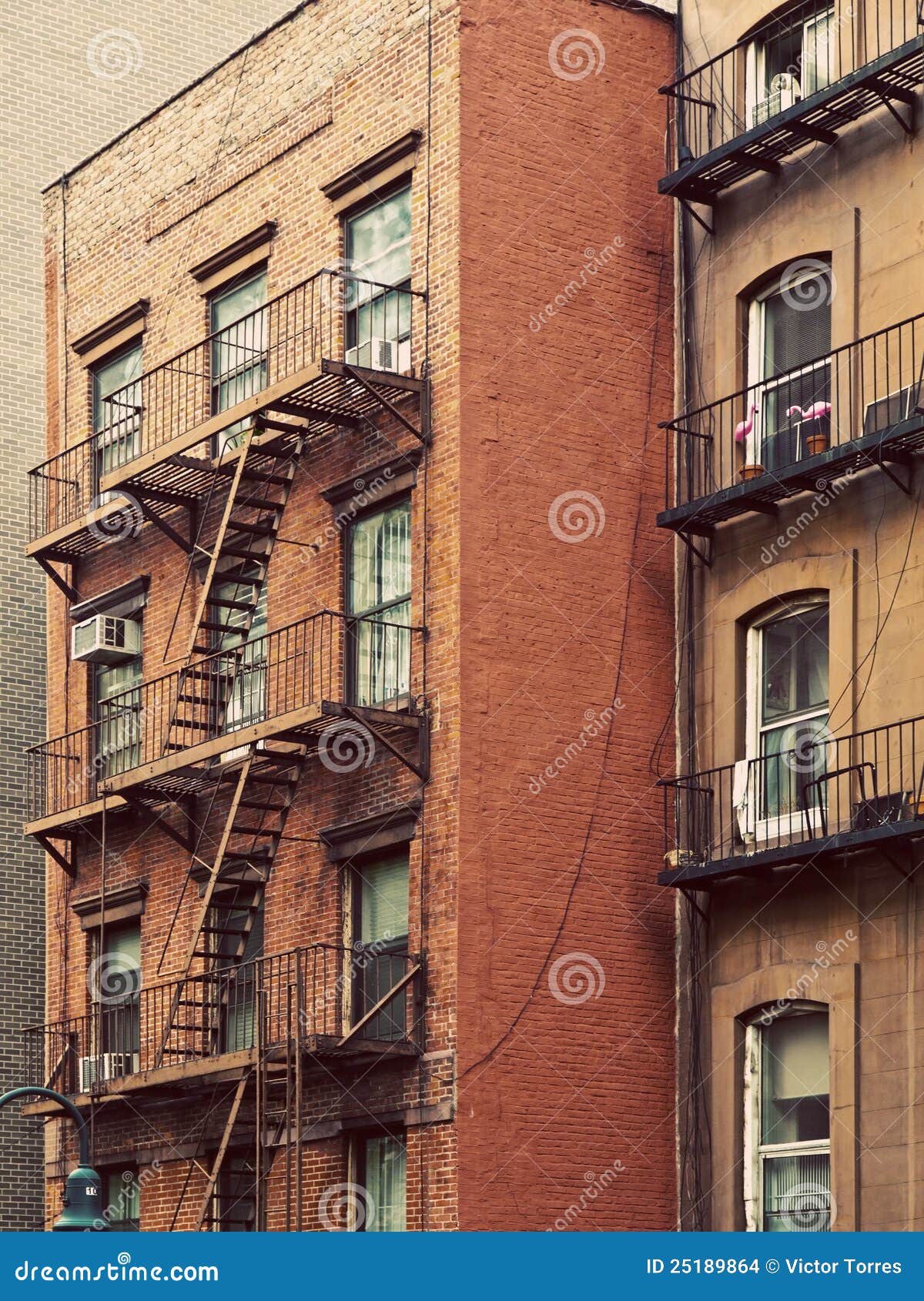 Altes Haus in Manhattan stockfoto. Bild von dachboden 25189864