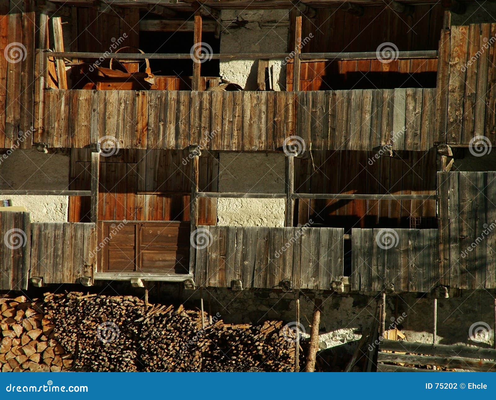 Altes Holzhaus stockfoto. Bild von italien, italienisch - 75202