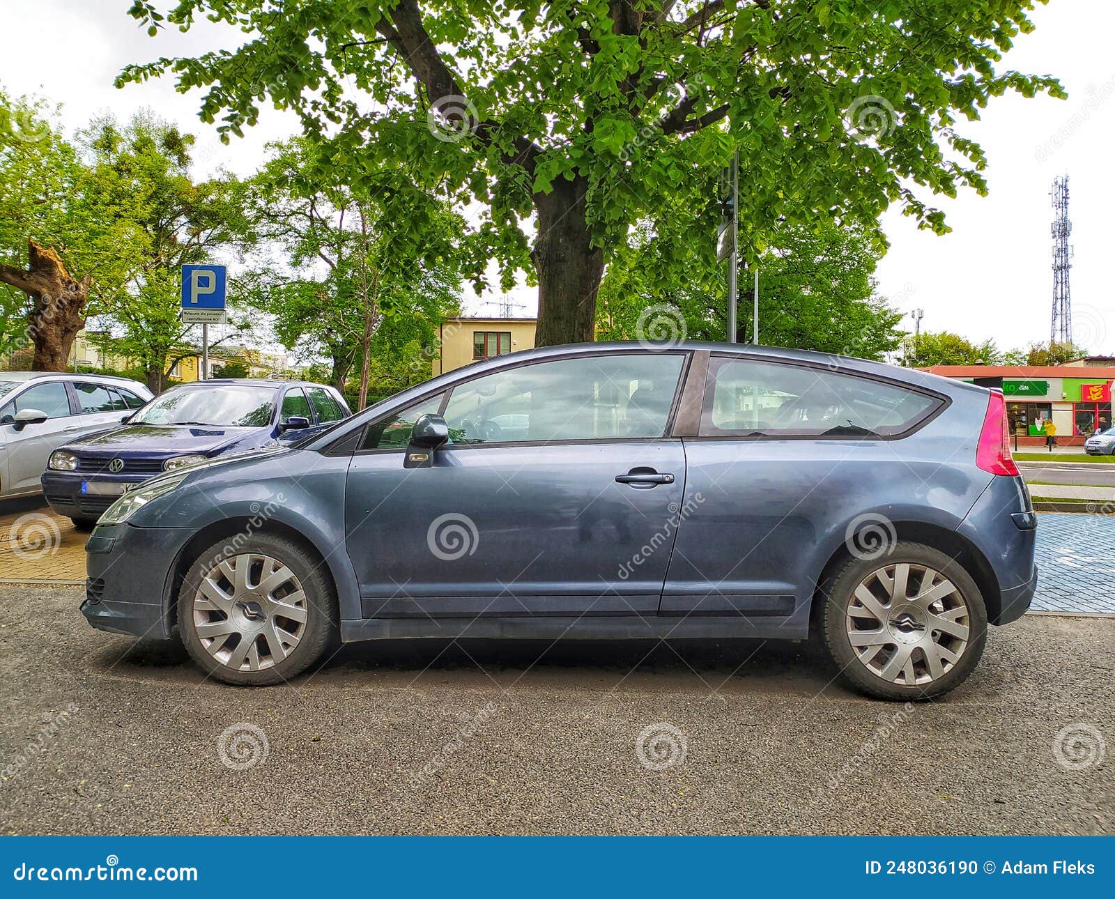 Altes Kleines Blaues Französisches Kompaktauto Citroen C4 I Coupe