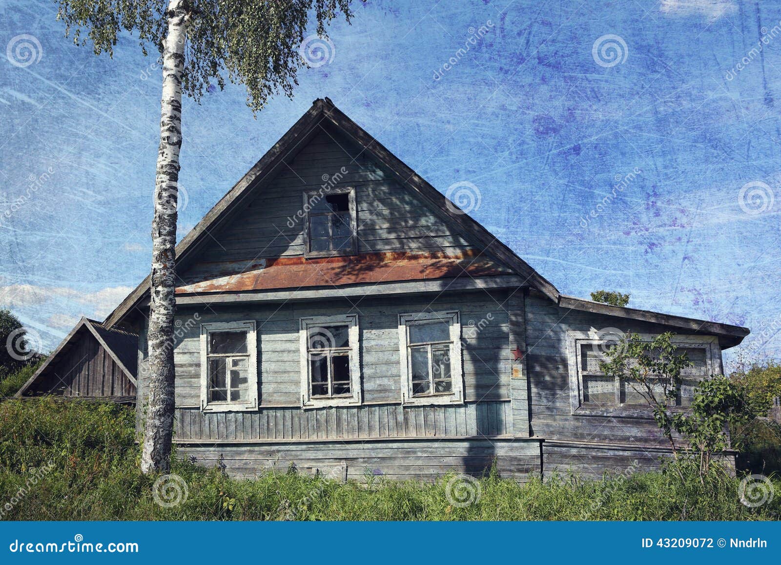 Altes landwirtschaftliches Haus. Altes ländliches verlassenes Haus, verarbeitetes Bild