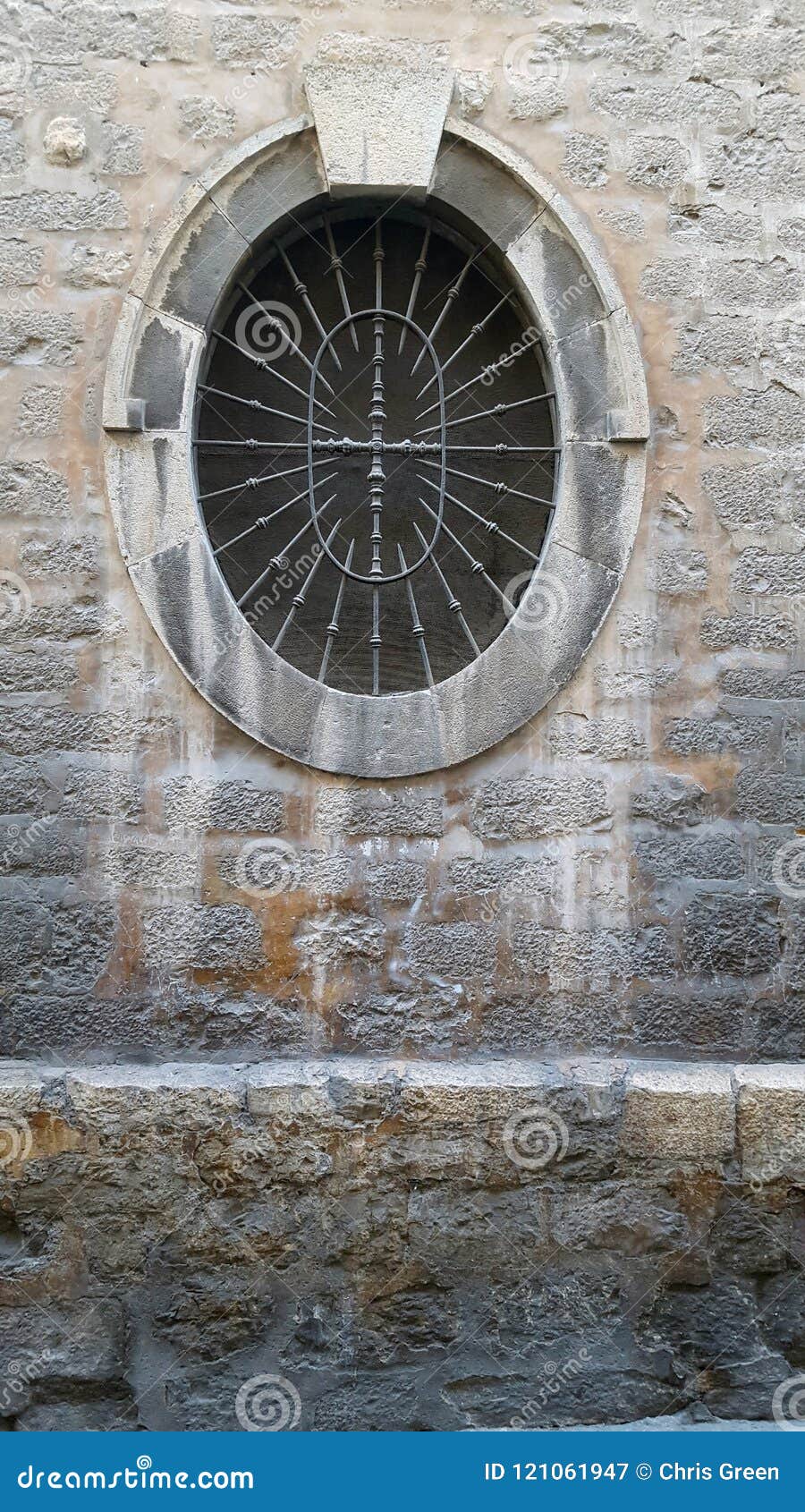 Altes Ovales Fenster Mit Einem Metallgitter Stellte In