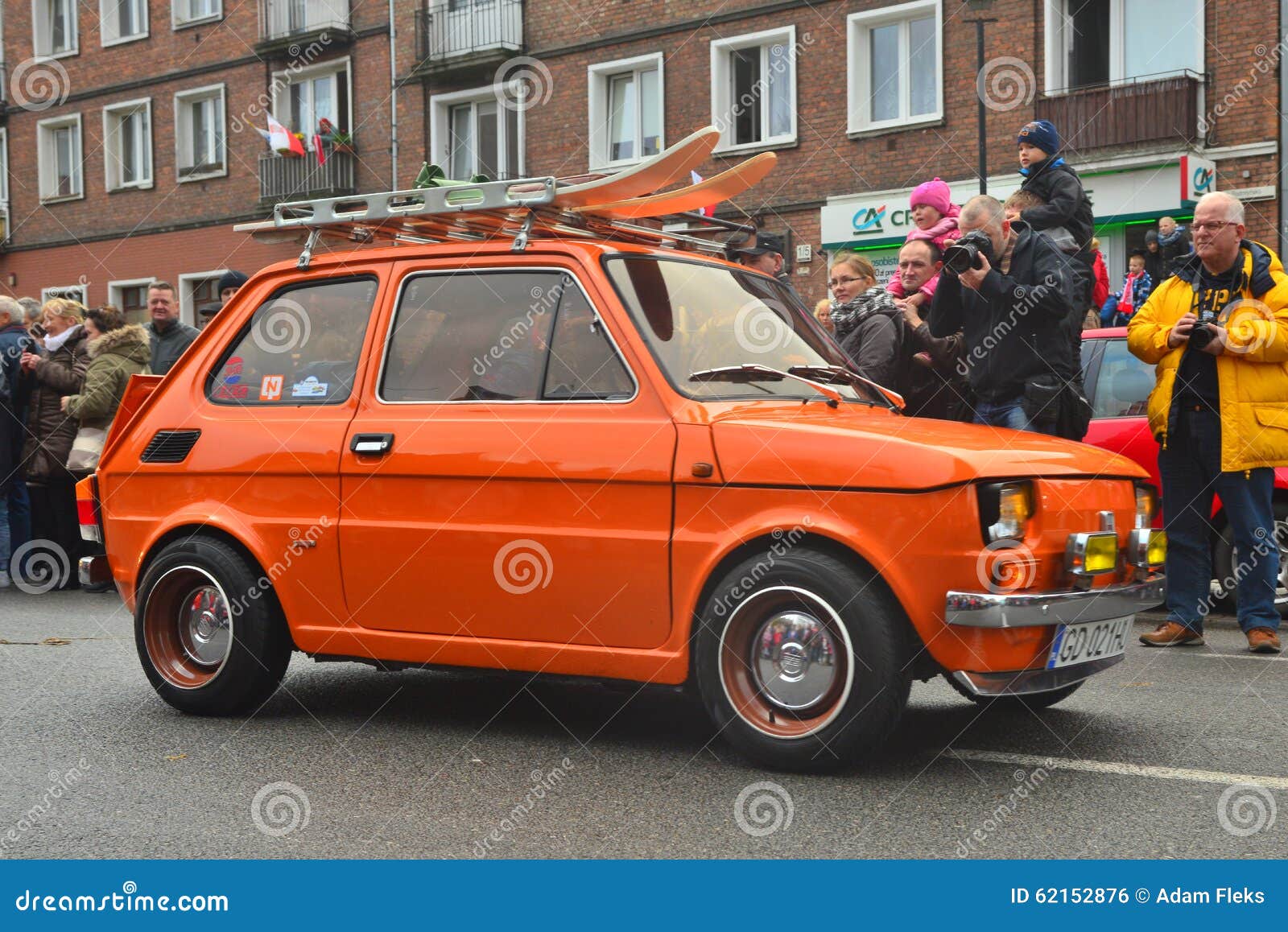Altes Polnisches Auto Polski Fiat 126p Auf Einer Parade Redaktionelles Foto Bild von