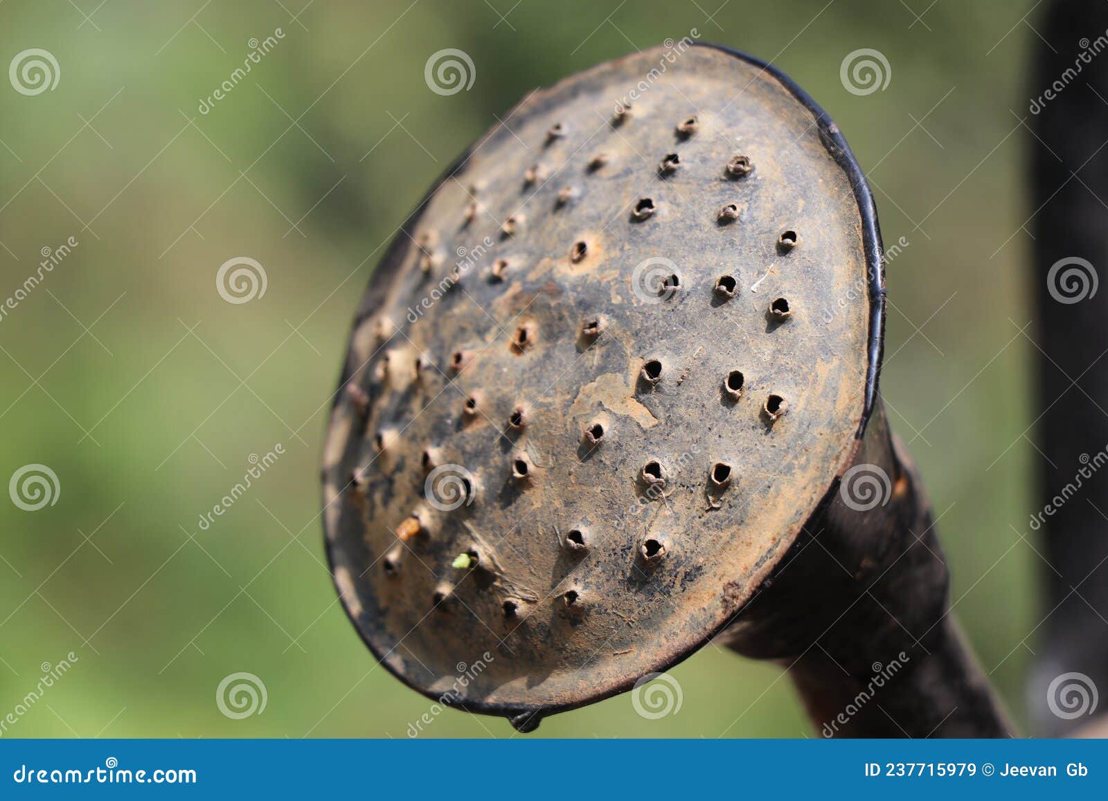 Altmetallwasser kann Sprinklerteil Bewässerung kann am häufigsten verwendet Gartenwerkzeug. Altmetallwasser kann Sprinkler Teile schließen Bewässerung kann am häufigsten verwendet Gartenwerkzeuge