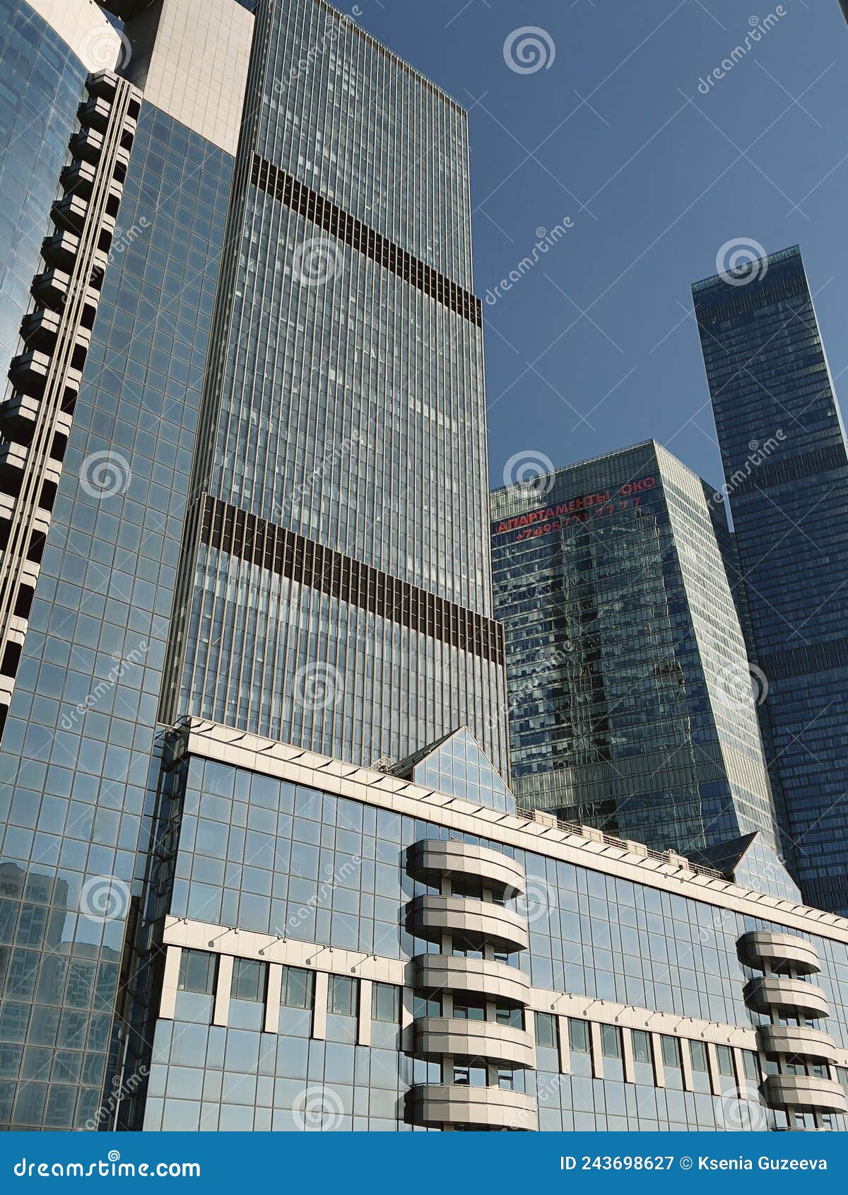 Parte superior de un rascacielos fotografías e imágenes de alta