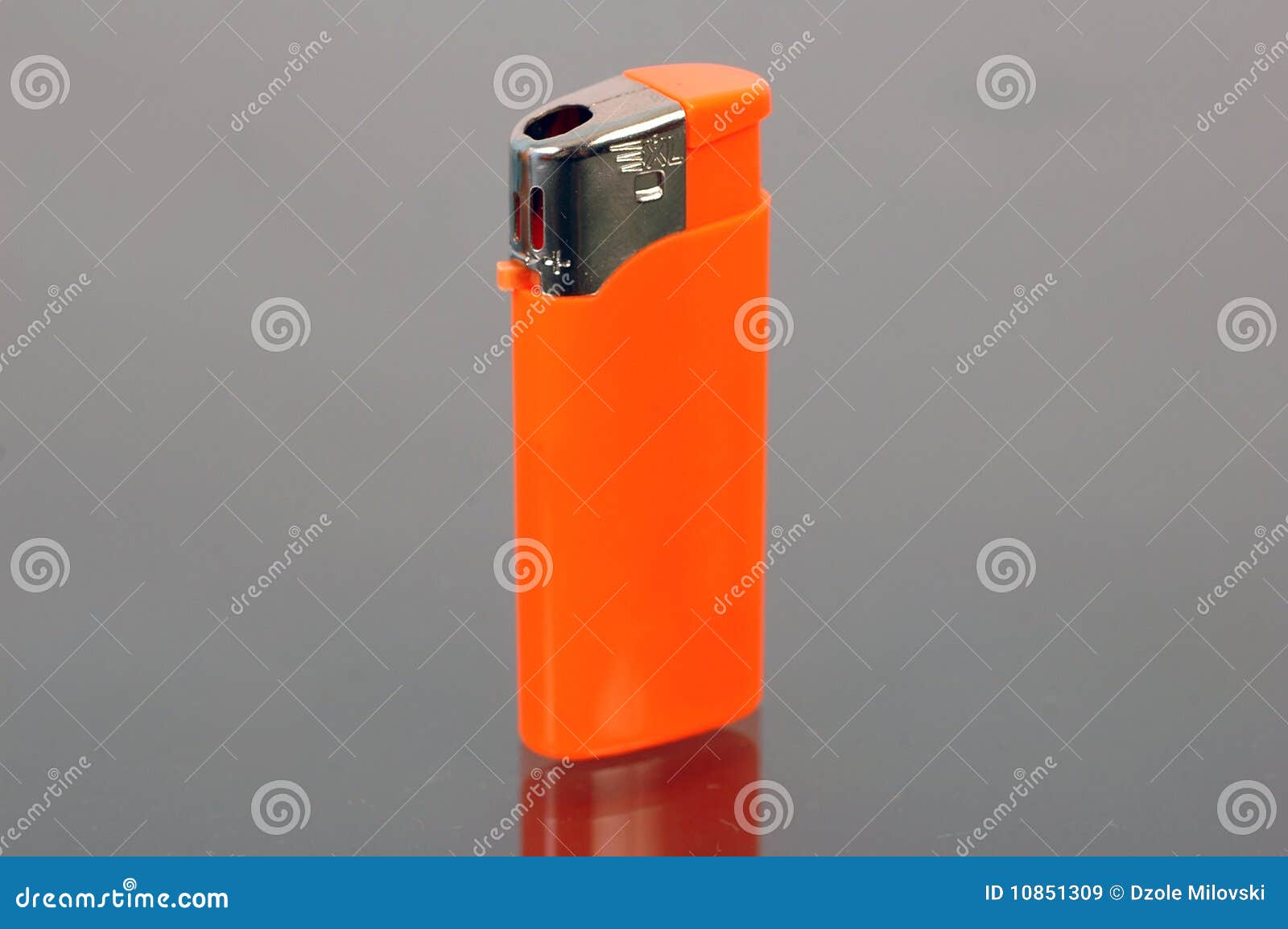 Alumbrador del cigarrillo imagen de archivo. Imagen de llama 10851309