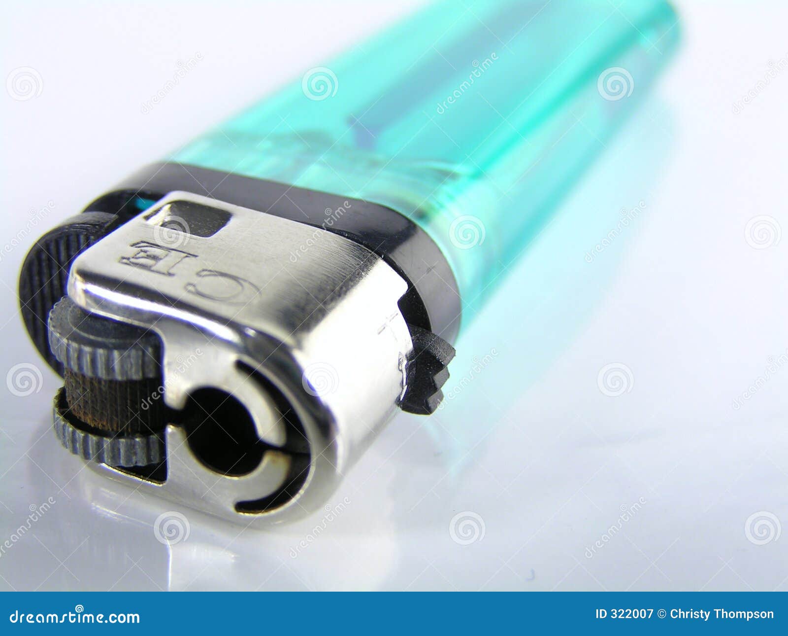 Alumbrador reflejado imagen de archivo. Imagen de cigarrillo 322007