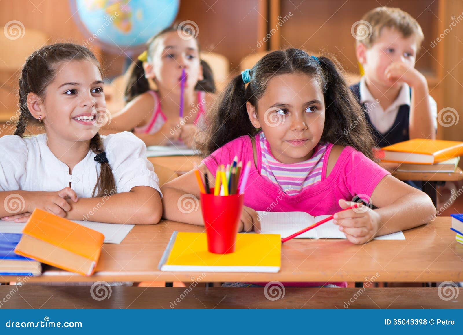 Alunos Felizes Durante A Lição Na Sala De Aula Foto De Stock Imagem
