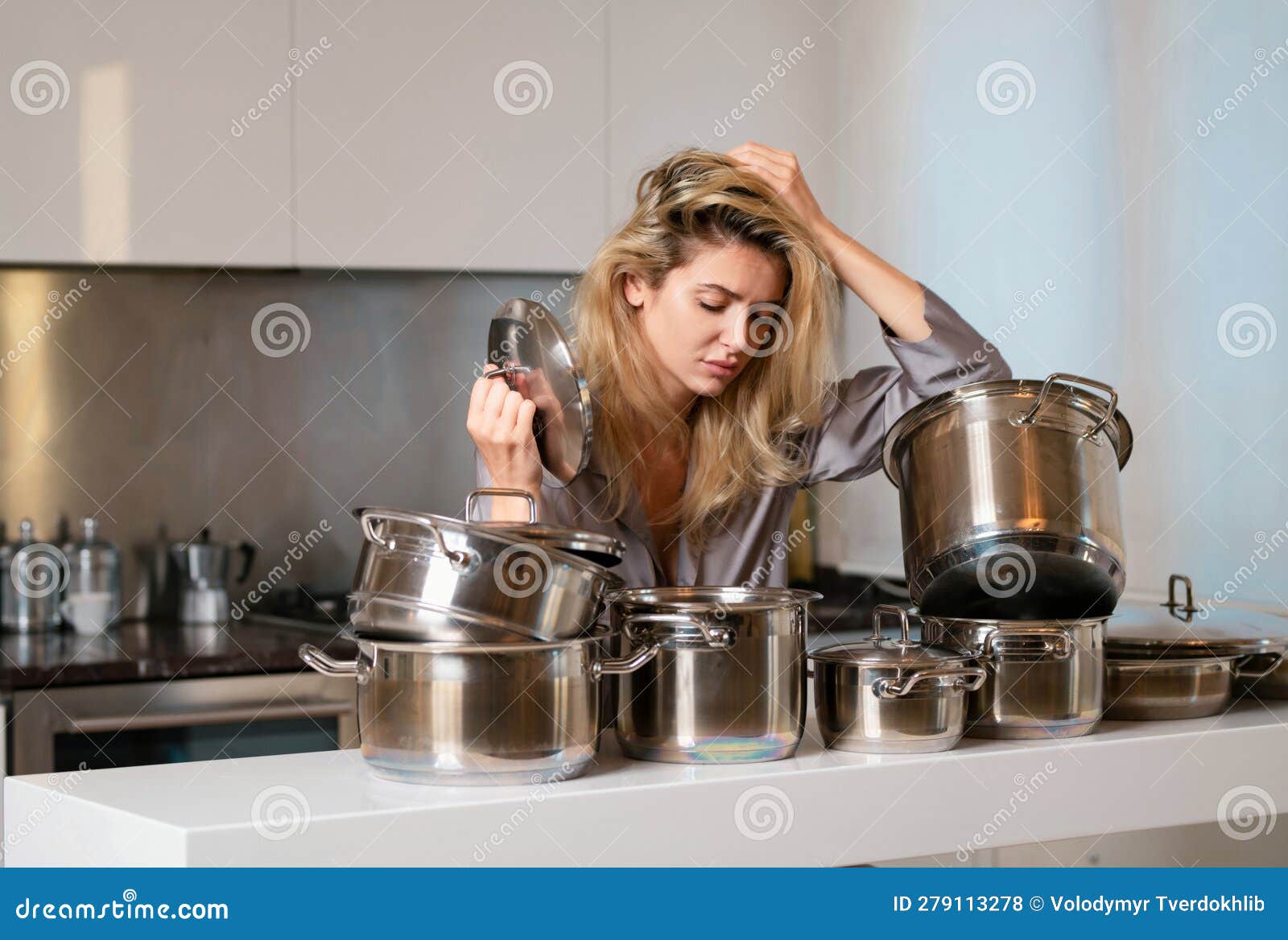 Ama de casa con utensilios de cocina. mujer feliz cocinando comida