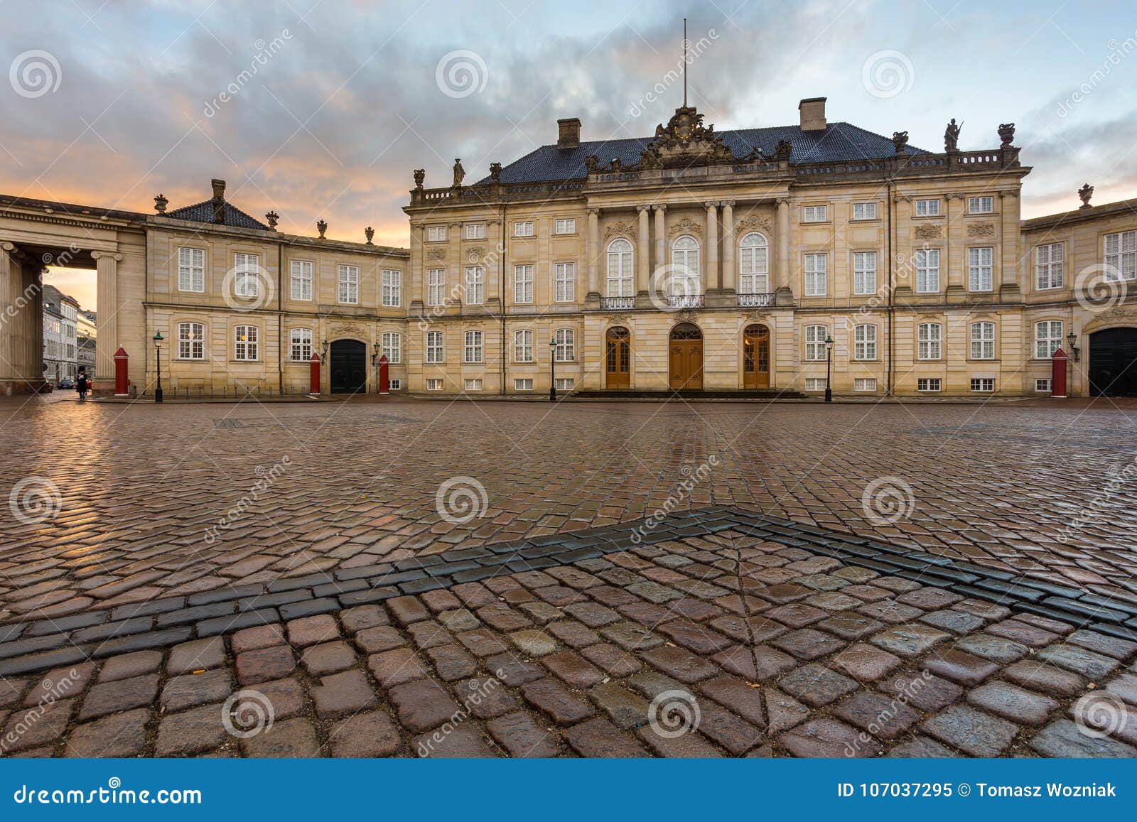 Amalienborg, дворец ` s Кристиана VII, первоначально известный как ` Moltke. КОПЕНГАГЕН, DENMARAK- 2-ое февраля 2017: Amalienborg, дворец ` s Кристиана VII, первоначально известный как дворец ` s Moltke Дом датской королевской семьи Состоит из идентичного классического дворца 4