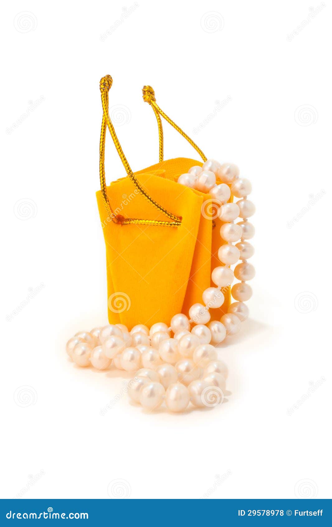 Amarillee el bolso del regalo con una cadena de perlas en un fondo blanco