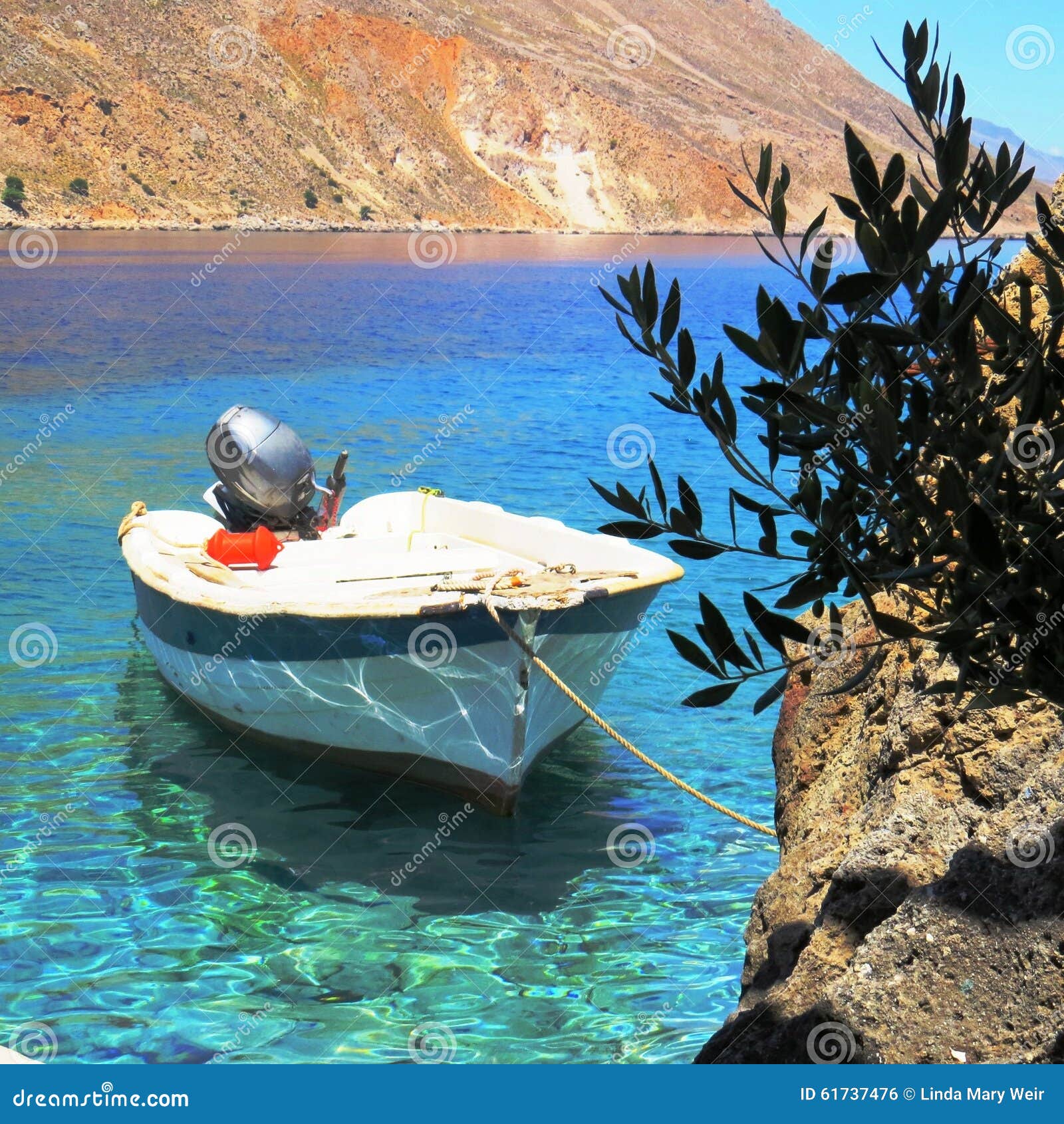 Amarrado en paraíso. ¡Pequeño barco de pesca local, amarrado en el pueblo hermoso de la costa sur de Loutro, Creta, durante tiempo de la siesta!