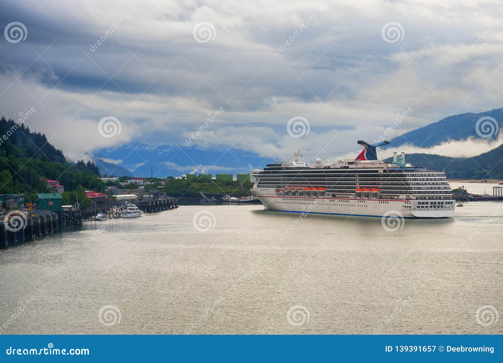 Amarrage De Bateau De Croisiere A Juneau Alaska Photographie Editorial Image Du Canal Neige