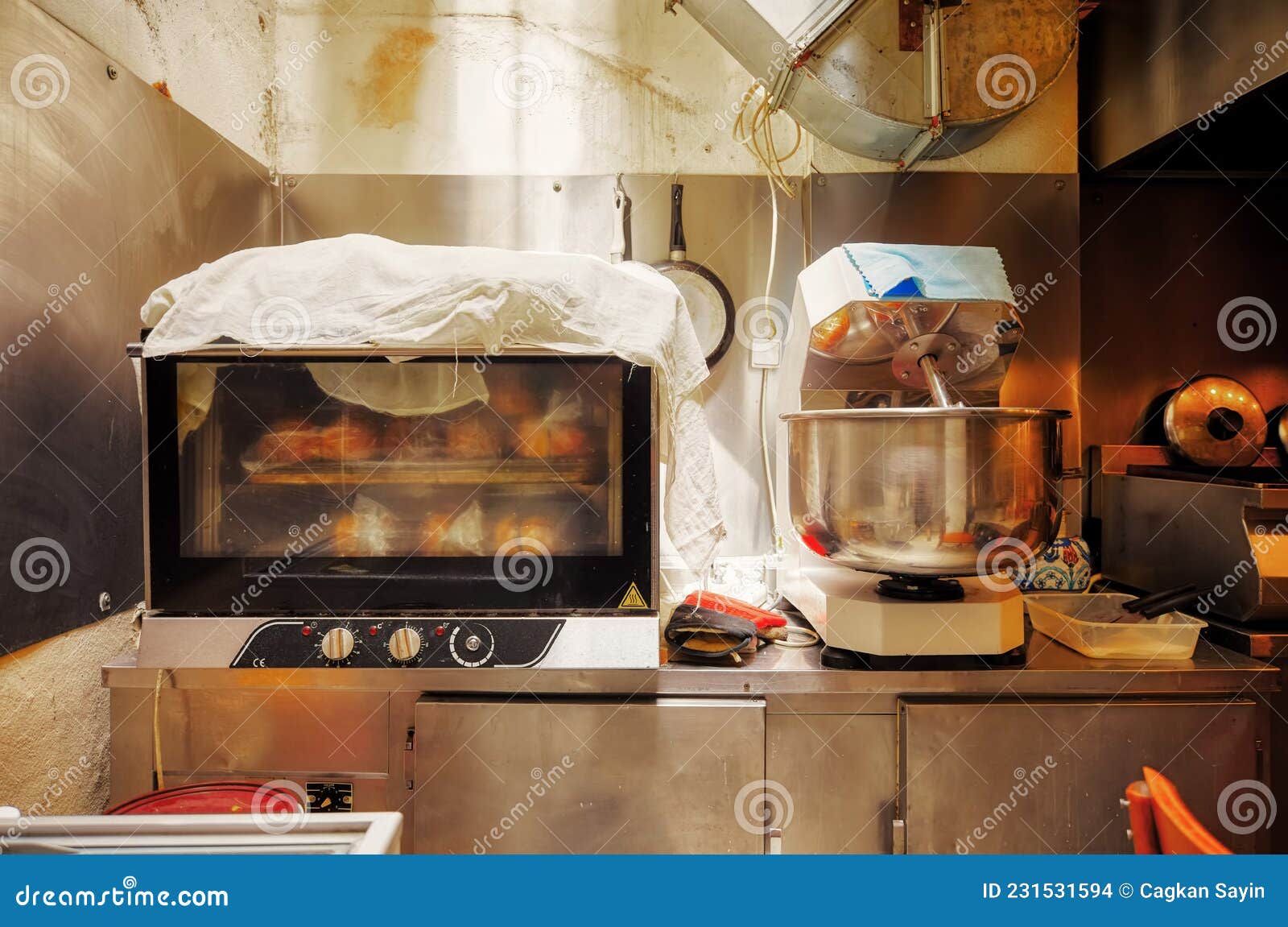 https://thumbs.dreamstime.com/z/amasador-o-m%C3%A1quina-de-amasar-para-la-tos-profesional-y-un-horno-lleno-pan-en-una-cocina-industrial-amasadora-masa-rellenado-231531594.jpg