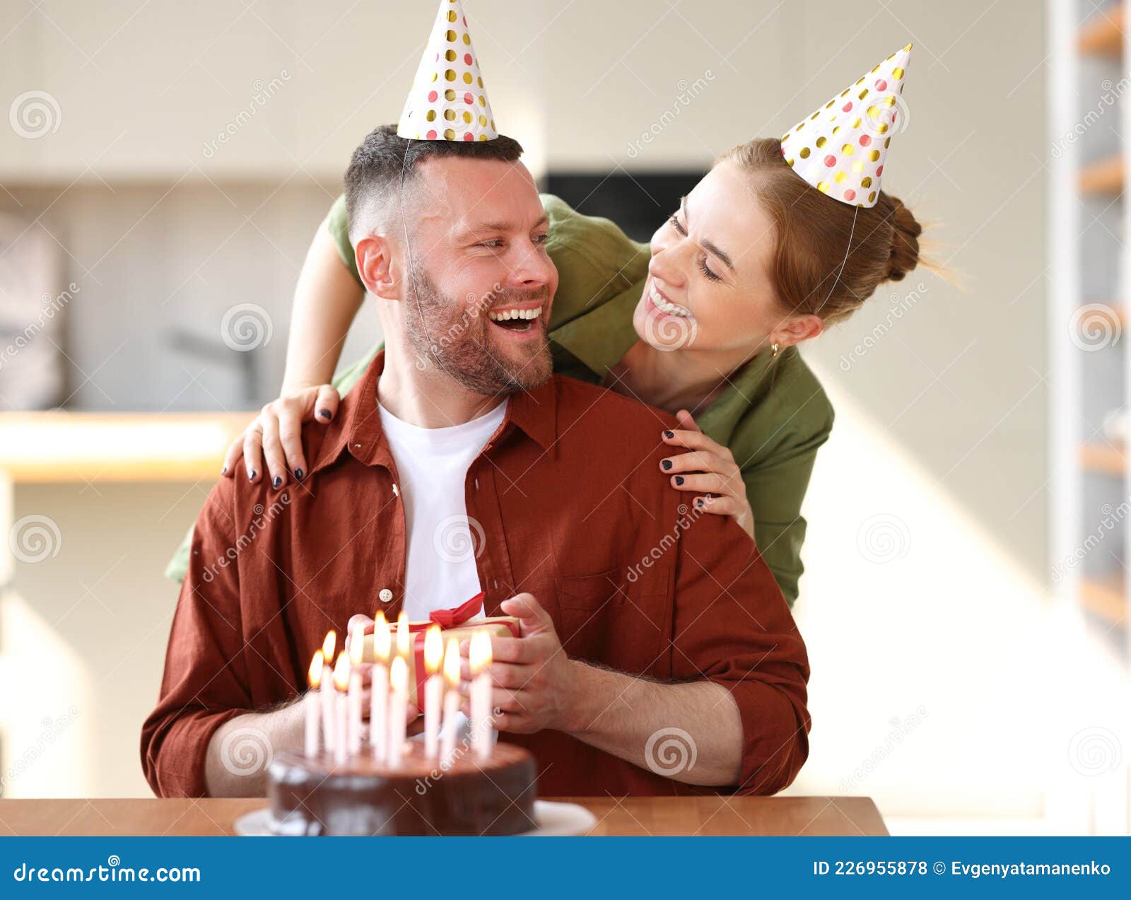 Amata Moglie Che Sorprende Per Il Marito Per Il Compleanno Fotografia Stock  - Immagine di compleanno, anniversario: 226955878