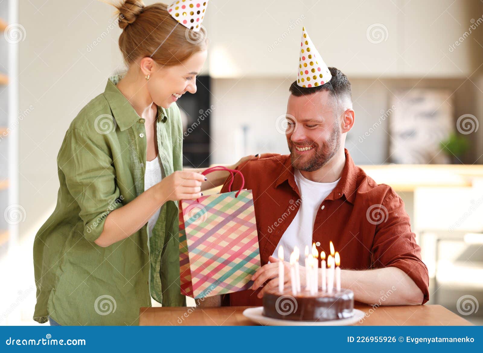 Amata Moglie Che Sorprende Per Il Marito Per Il Compleanno Fotografia Stock  - Immagine di celebrazione, festa: 226955926