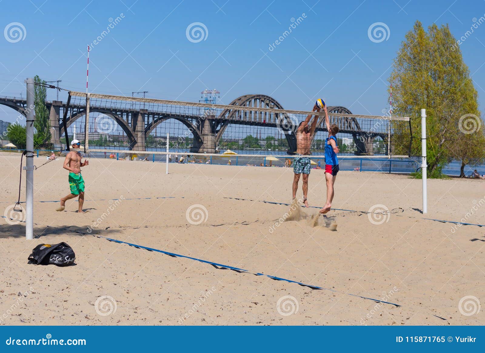 Amateur Passt Spielstrandvolleyball Auf Einem Zentralen Strand Dnipro Flusses In Der Gleichen Namenstadt Zusammen Redaktionelles Bild Bild Von Zentralen Dnipro