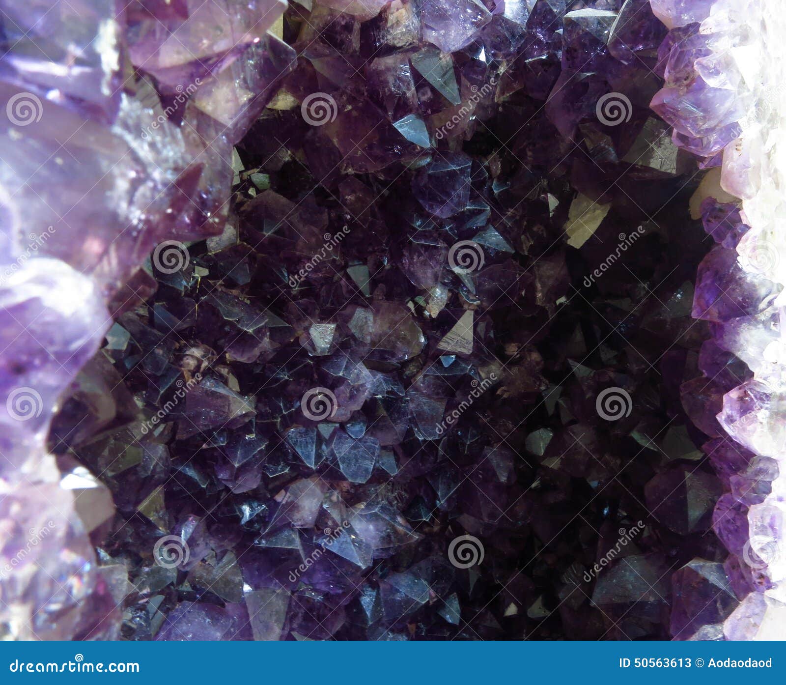 Фиолетовое соединение железа. Перпл Кристалл. Фиолетовый Кристалл. Аметист под микроскопом. Фиолетовый камень с металлическим блеском.
