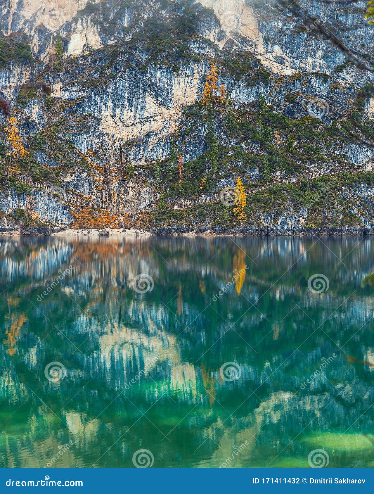amazing emerald waters of lago di braies in italy with beautiful reflection